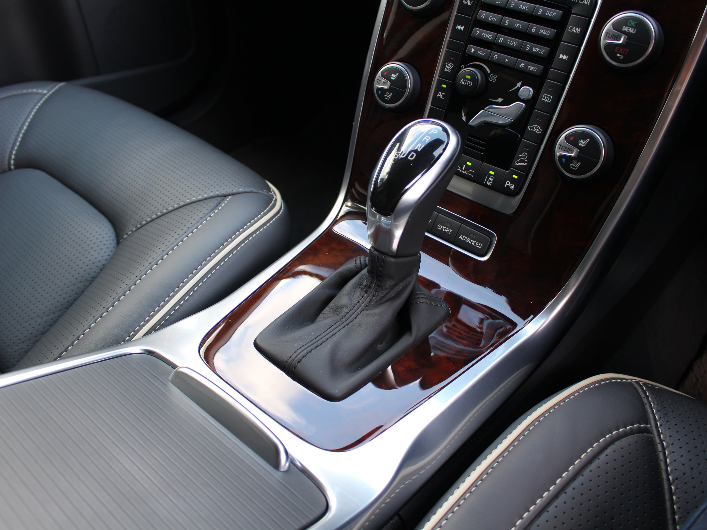 ボルボ　ＸＣ７０　Ｔ６　ＡＷＤ　インスクリプション