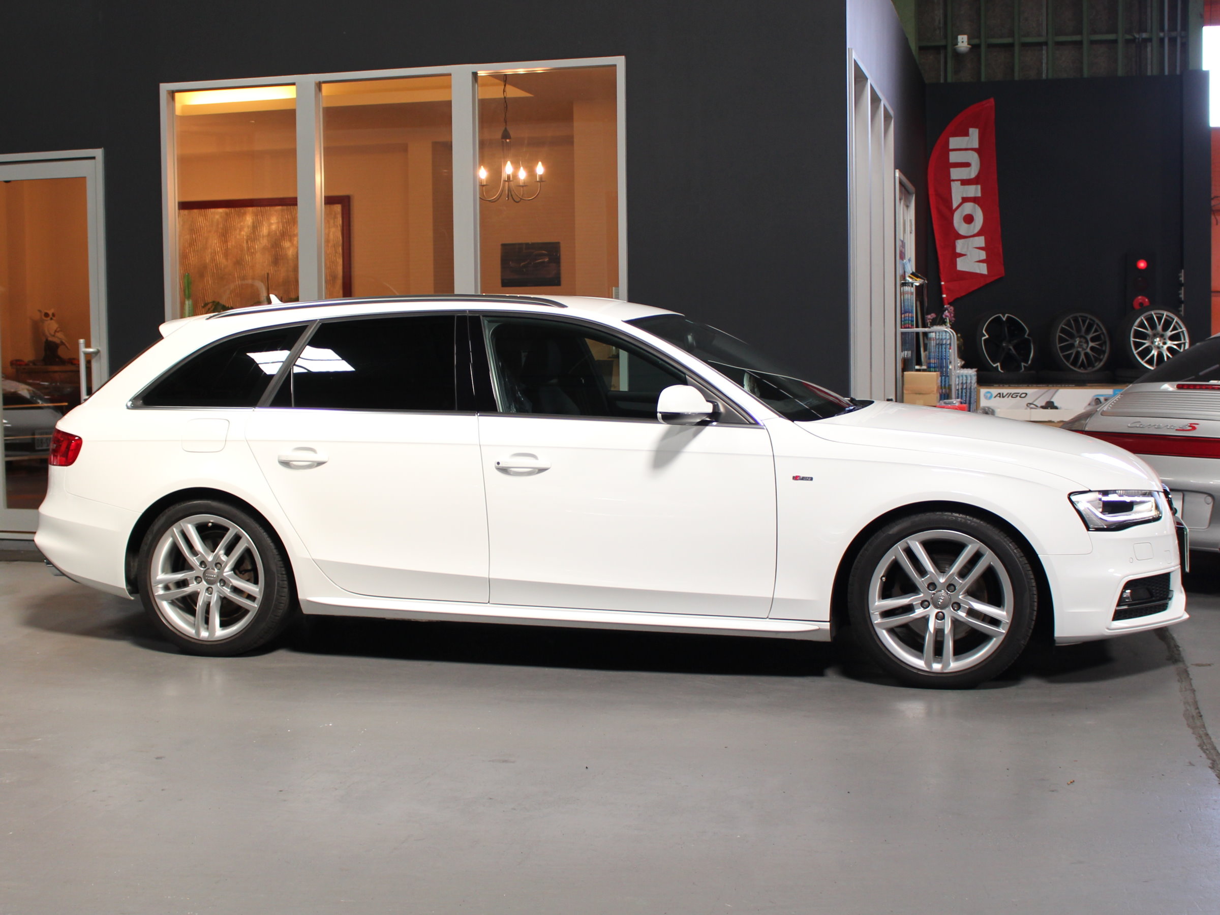アウディ　Ａ４アバント　２．０ＴＦＳＩ　Ｓライン