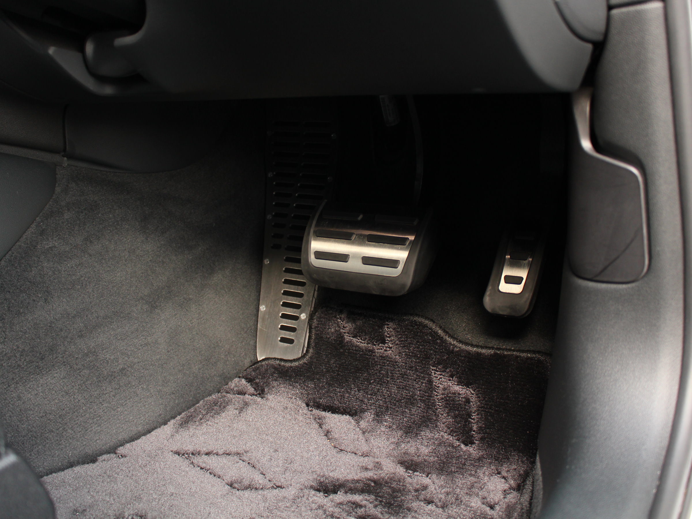 アウディ　Ａ４アバント　２．０ＴＦＳＩ　Ｓライン