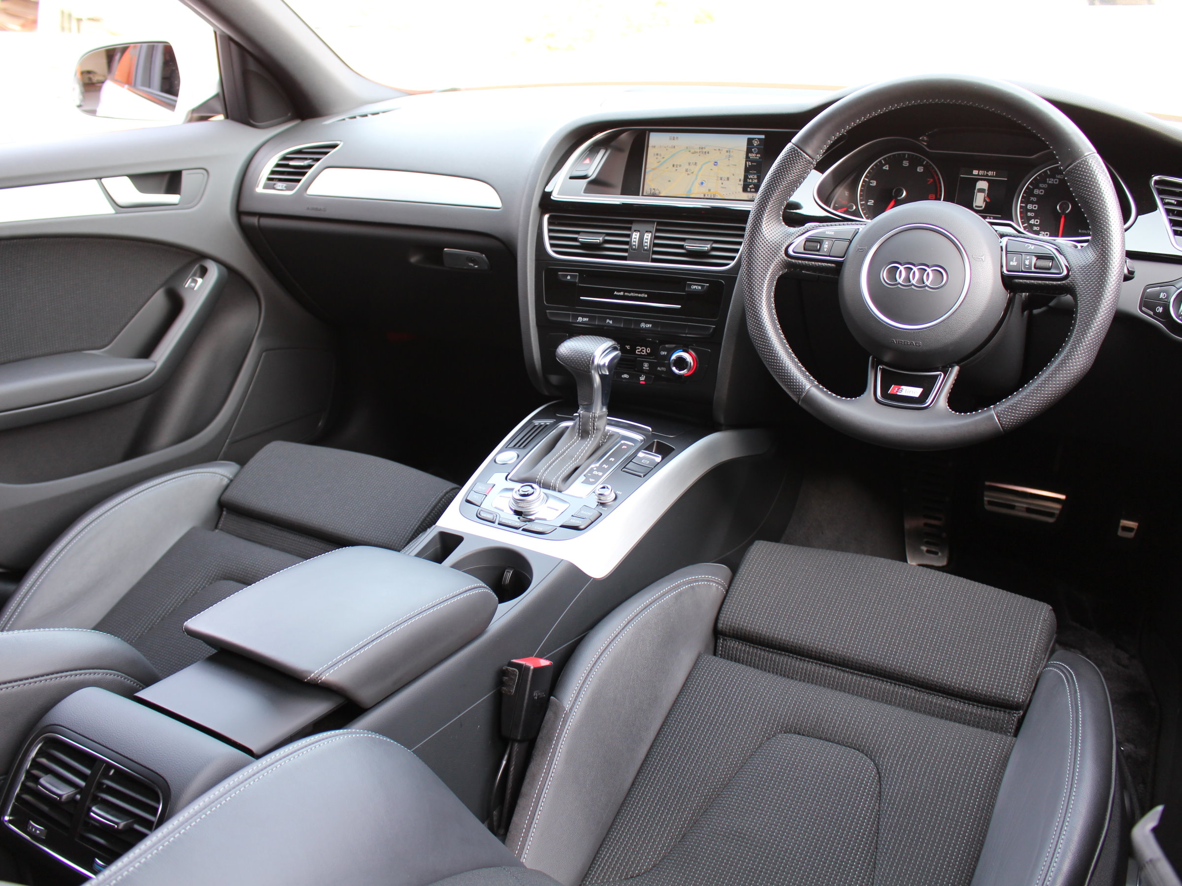 アウディ　Ａ４アバント　２．０ＴＦＳＩ　Ｓライン