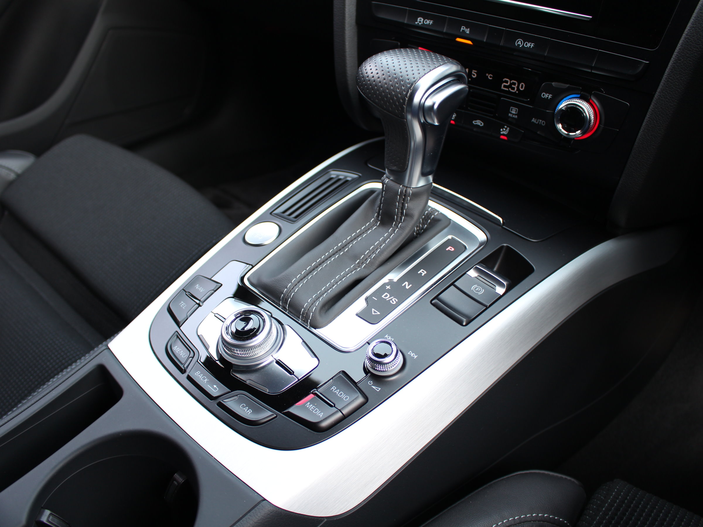 アウディ　Ａ４アバント　２．０ＴＦＳＩ　Ｓライン