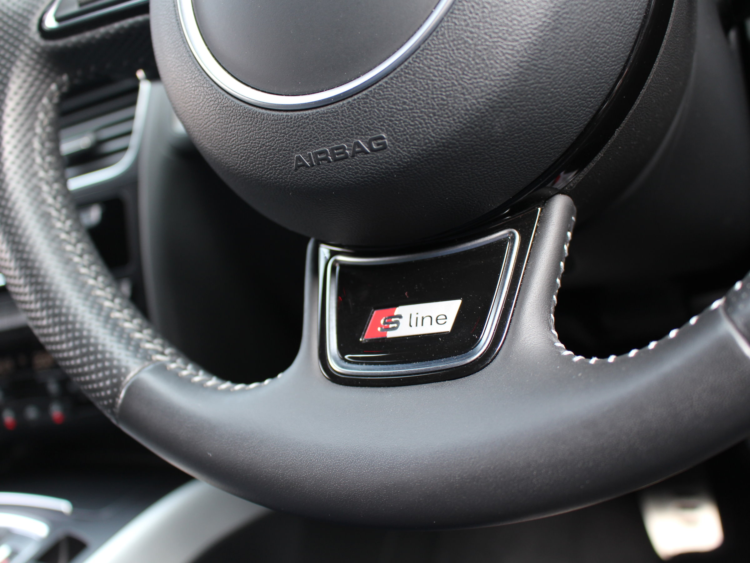 アウディ　Ａ４アバント　２．０ＴＦＳＩ　Ｓライン