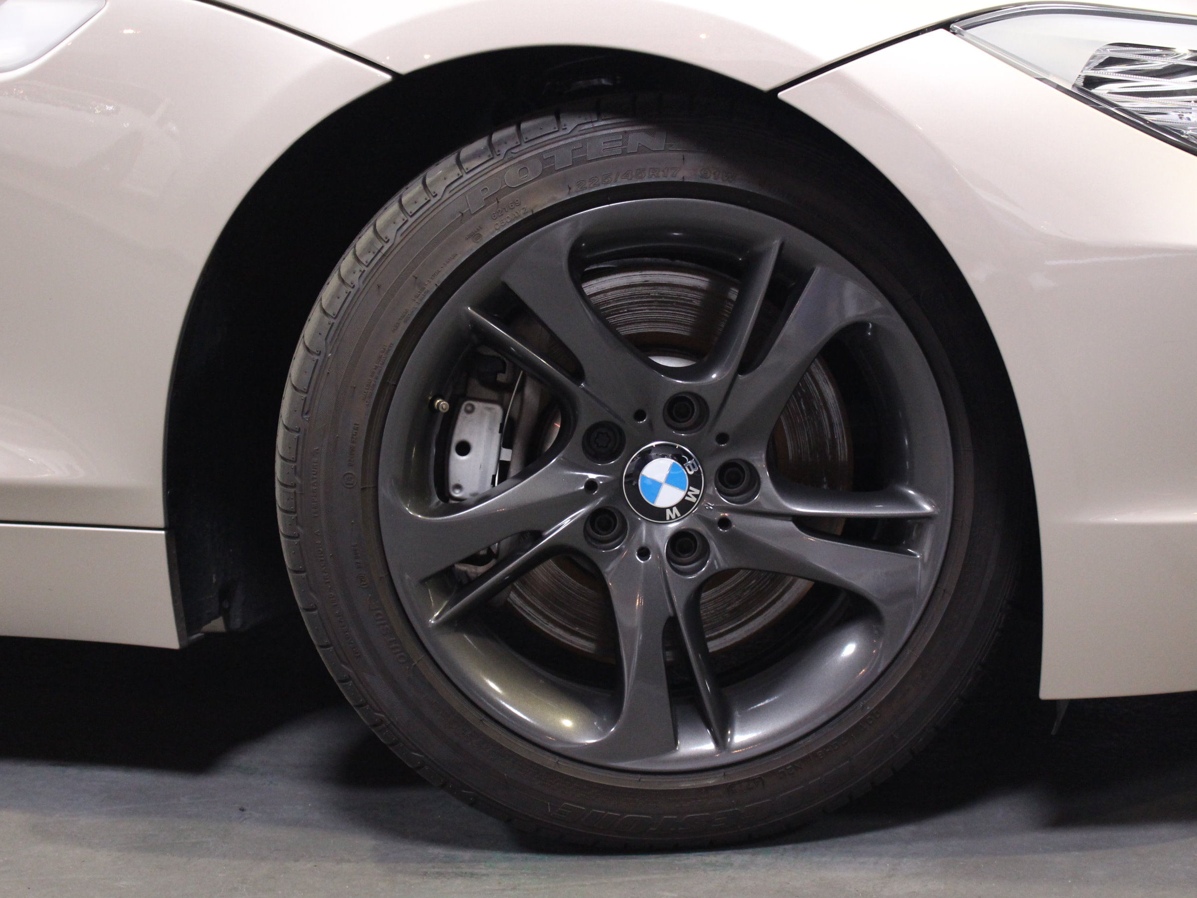ＢＭＷ　Ｚ４　ｓドライブ３５ⅰ　ＯＰデザインピュアホワイト