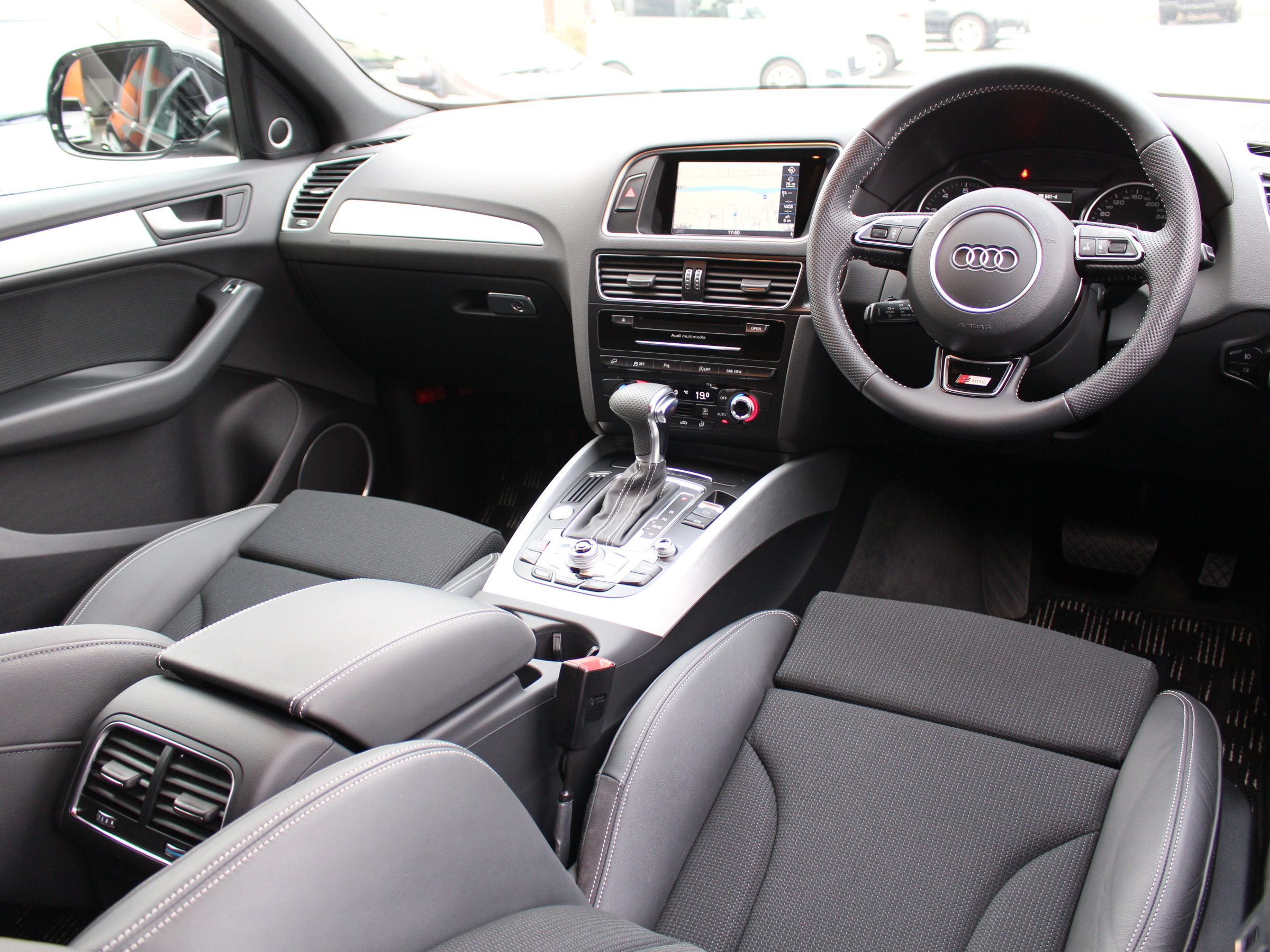 アウディ　Ｑ５　２．０ＴＦＳＩクワトロ　Ｓライン　アシスタンスＰＫＧ付