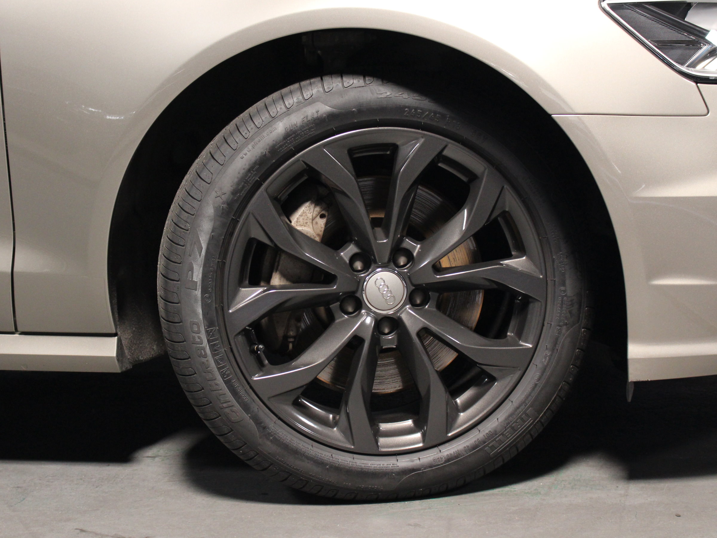アウディ　Ａ６アバント　２．０ＴＦＳＩ　クワトロ