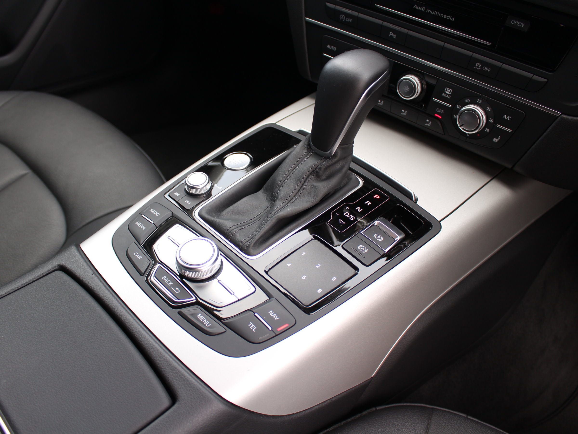 アウディ　Ａ６アバント　２．０ＴＦＳＩ　クワトロ