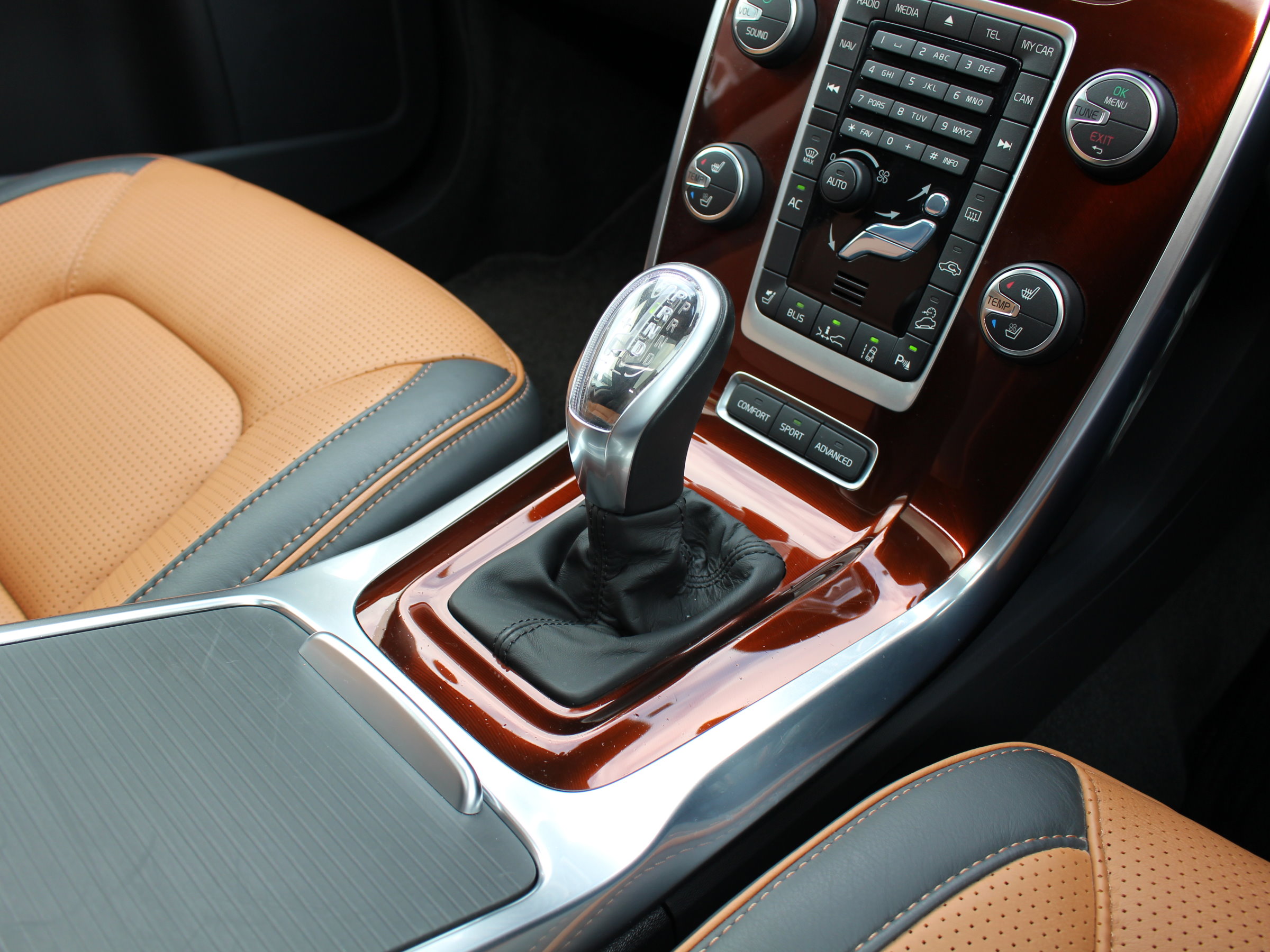 ボルボ　ＸＣ７０　Ｔ６　ＡＷＤ　インスクリプション　レーダーセーフティＰＫＧ
