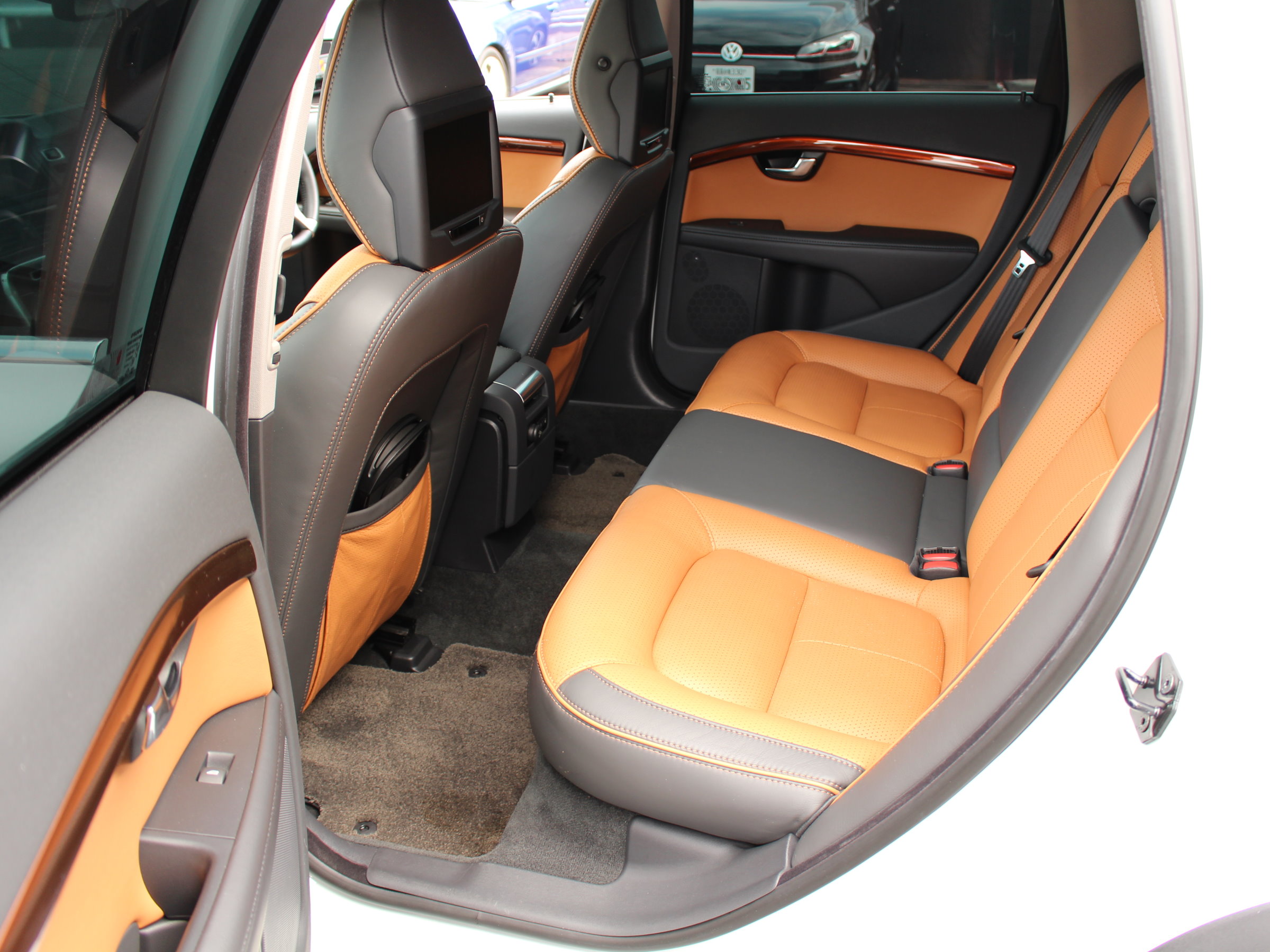 ボルボ　ＸＣ７０　Ｔ６　ＡＷＤ　インスクリプション　レーダーセーフティＰＫＧ
