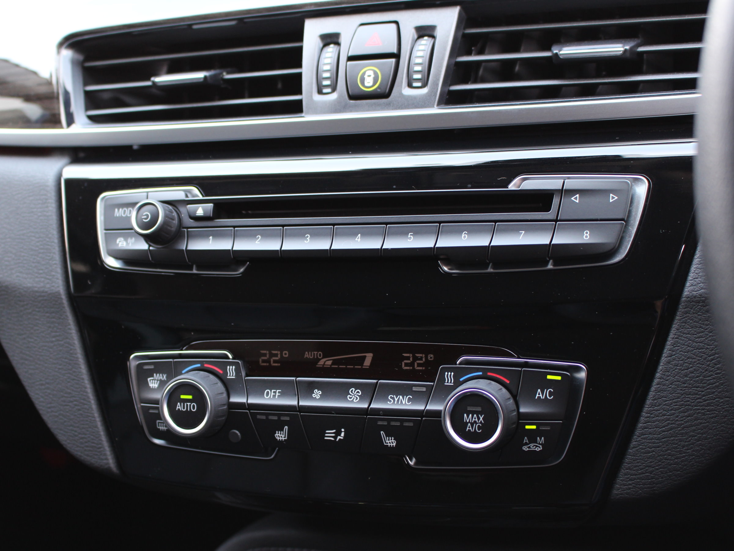 ＢＭＷ　Ｘ１　Ｘドライブ１８ｄ　Ｘライン　ハイラインＰＫＧ