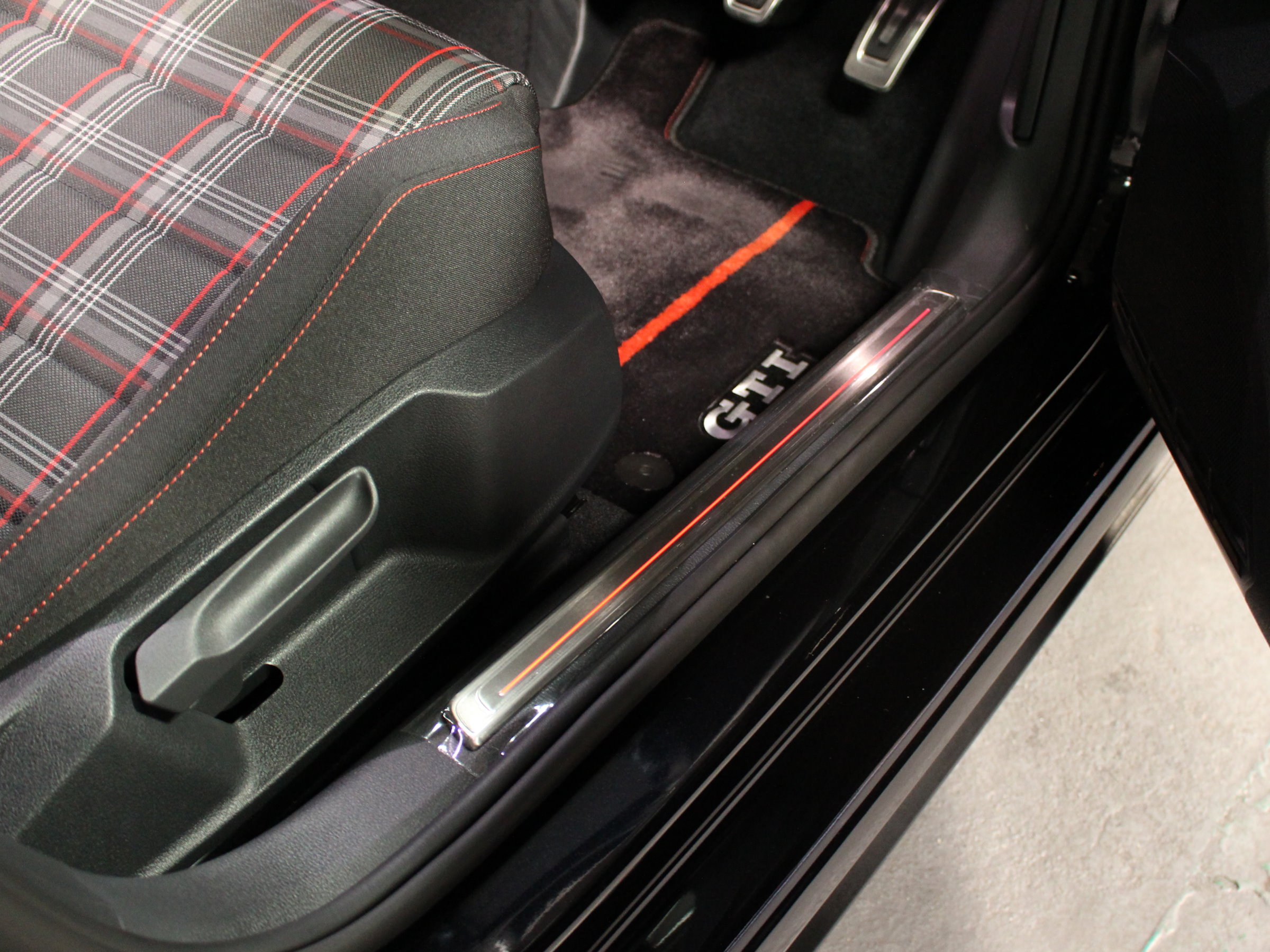 フォルクスワーゲン　ゴルフＧＴＩ　７．５モデル　６速ＭＴ