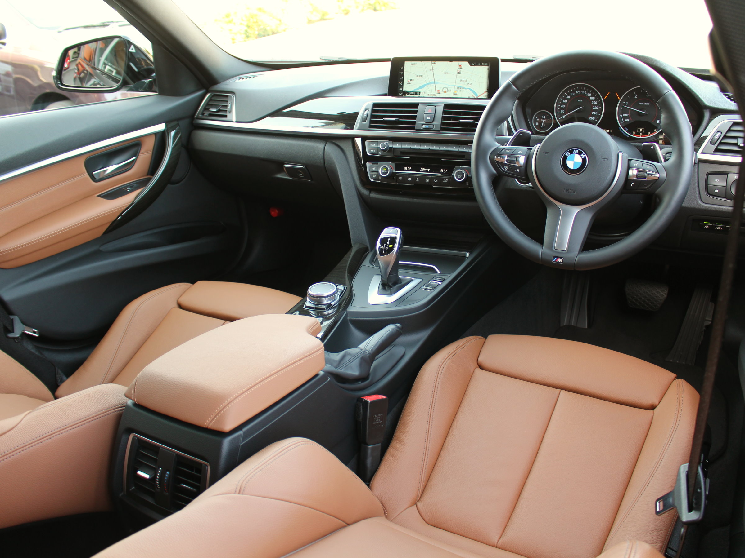 ＢＭＷ　３２０ｄ　Ｍスポーツ　ＬＣＩ後期