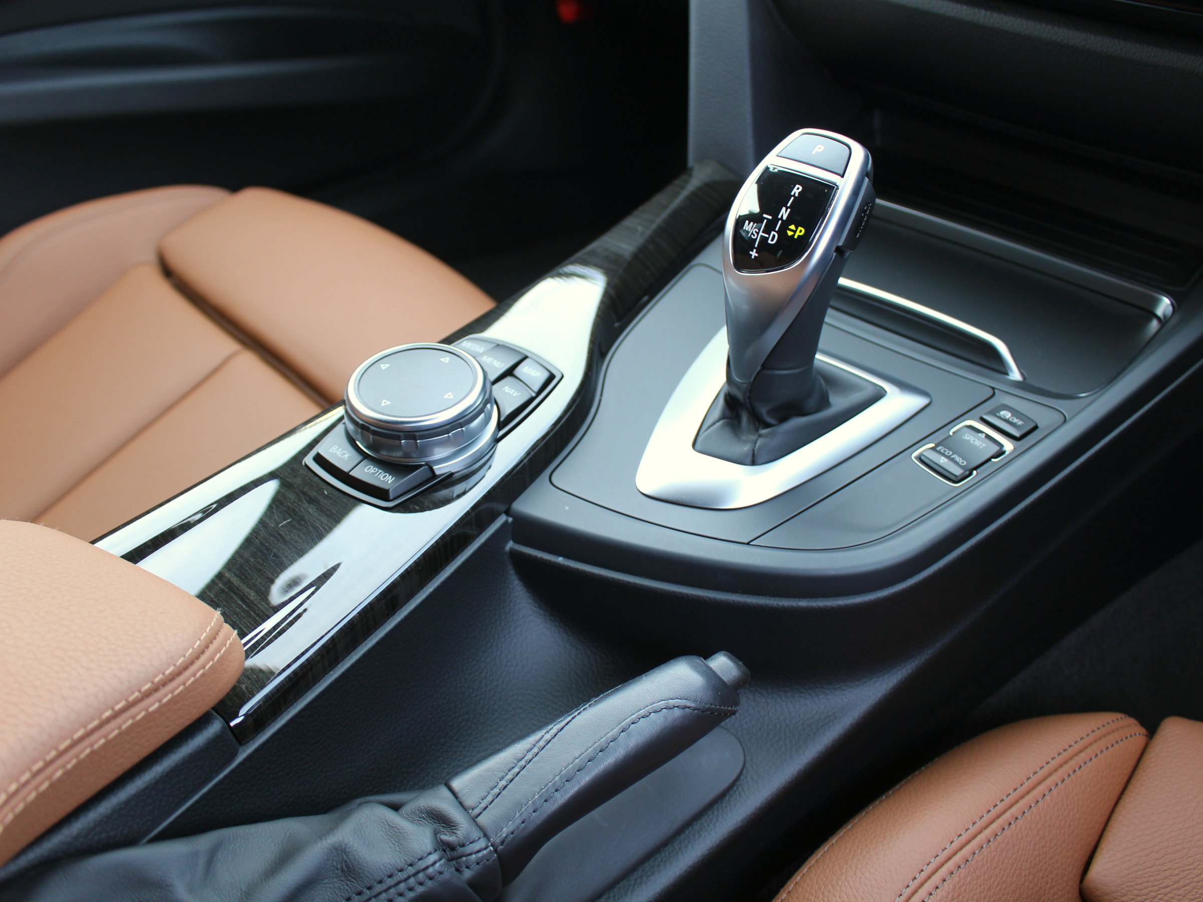 ＢＭＷ　３２０ｄ　Ｍスポーツ　ＬＣＩ後期