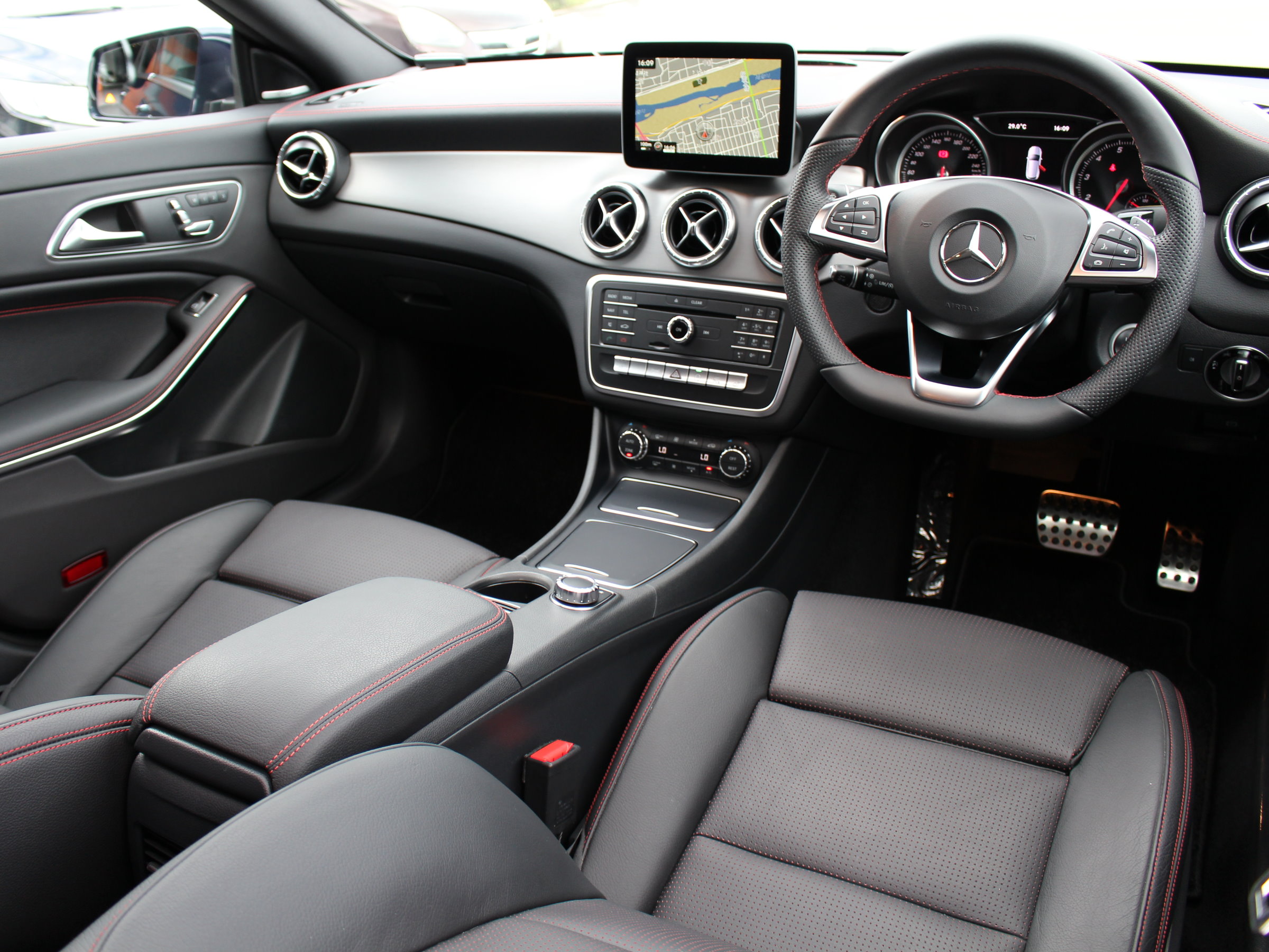 メルセデスベンツ　ＣＬＡ１８０シューティングブレーク　スポーツ　エクスクルーシブＰＫＧ