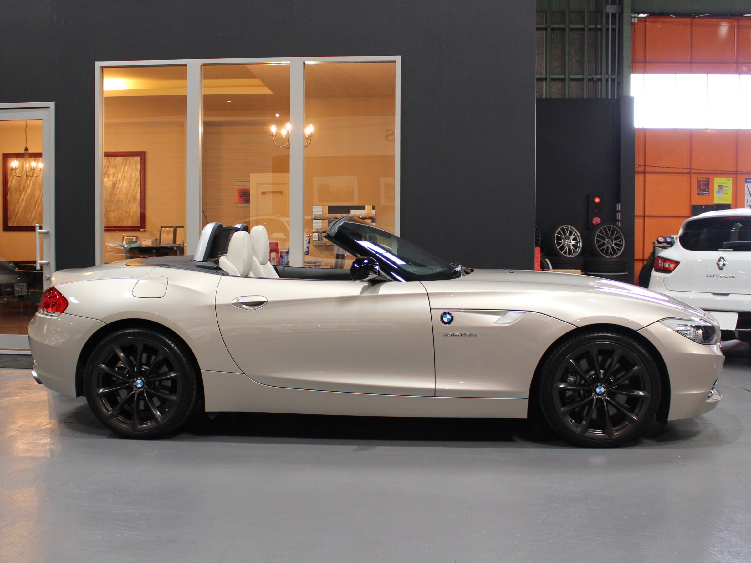 ＢＭＷ　Ｚ４　ｓドライブ３５ⅰ　デザインピュアホワイト