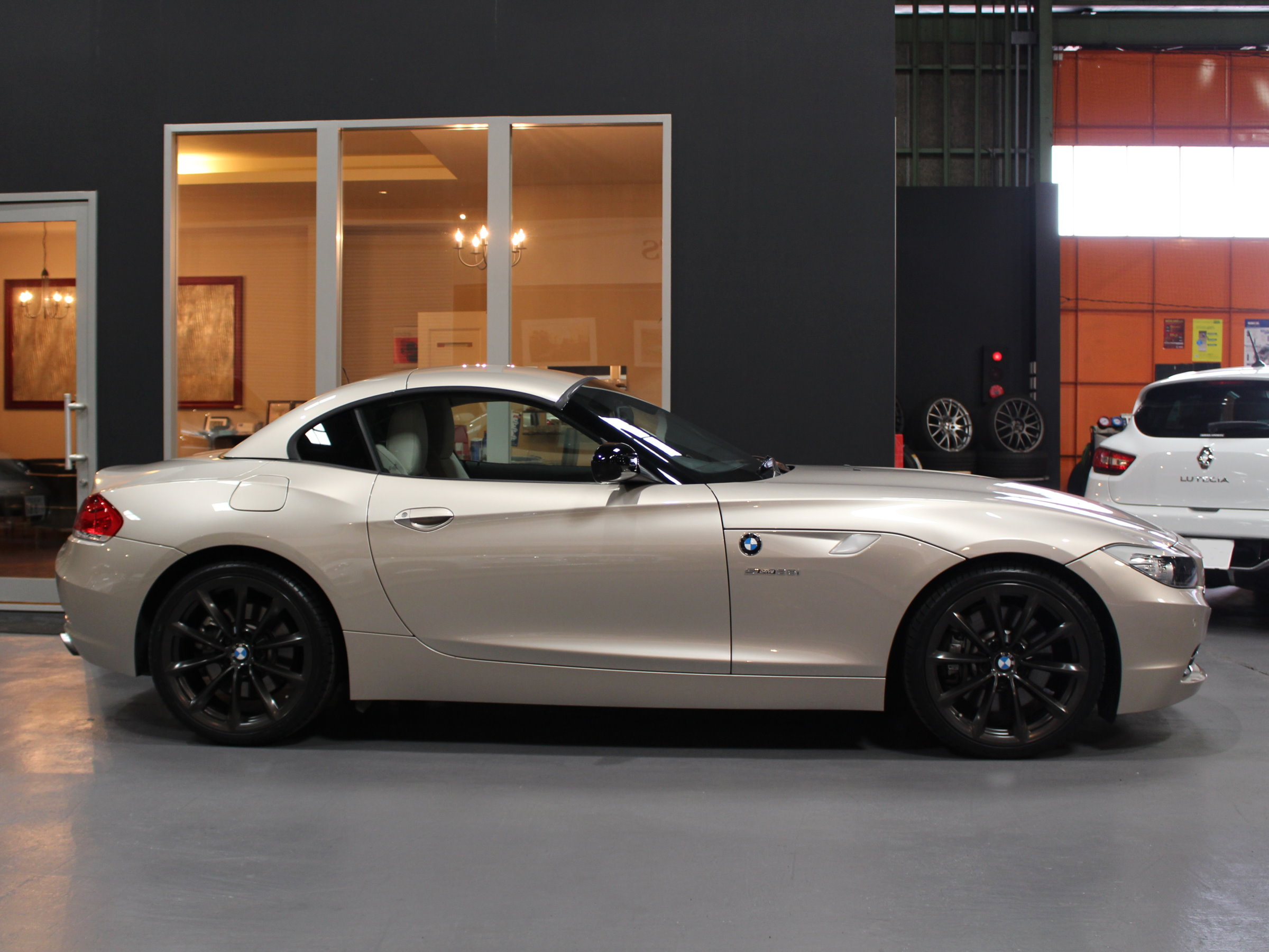 ＢＭＷ　Ｚ４　ｓドライブ３５ⅰ　デザインピュアホワイト