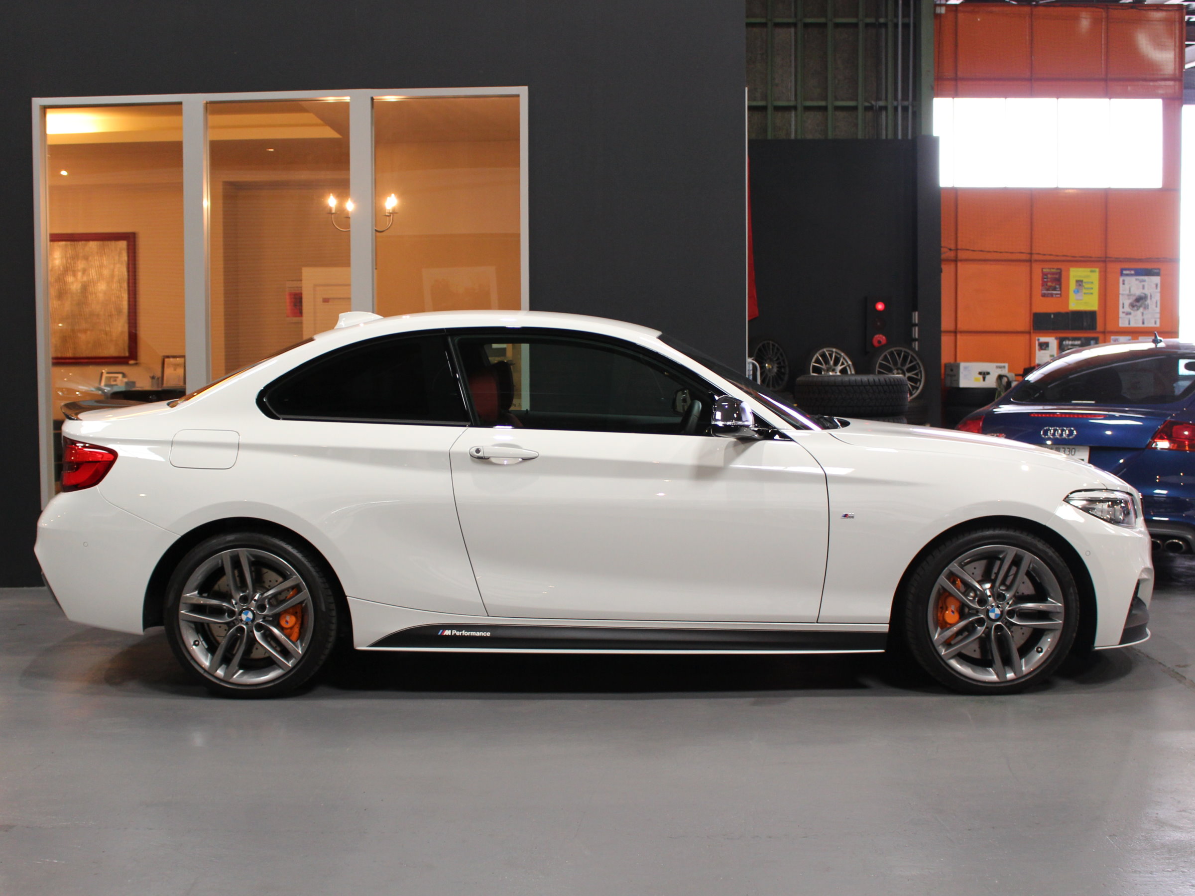 ＢＭＷ　２２０ⅰクーペ　Ｍスポーツ　ＬＣＩ