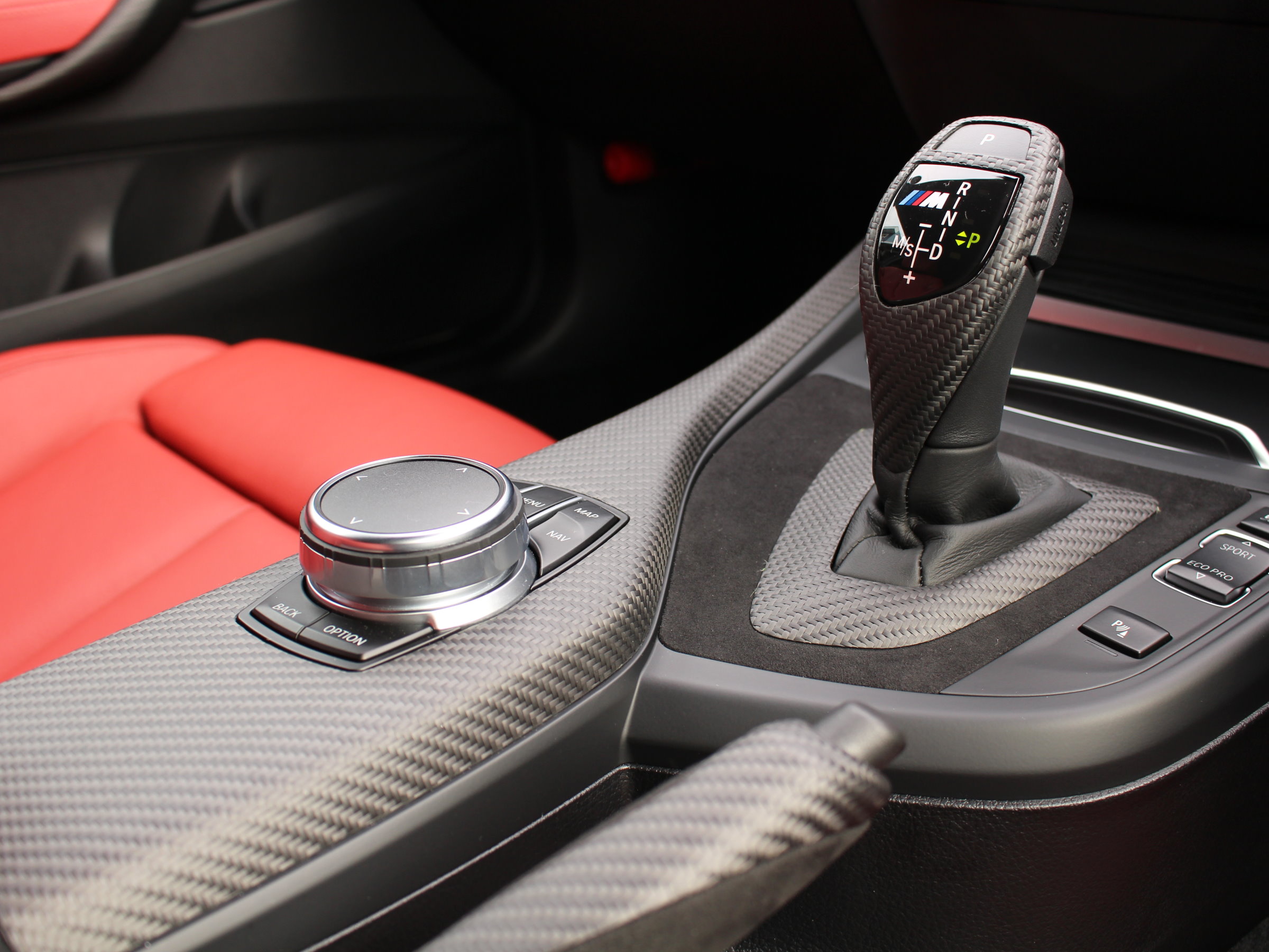 ＢＭＷ　２２０ⅰクーペ　Ｍスポーツ　ＬＣＩ
