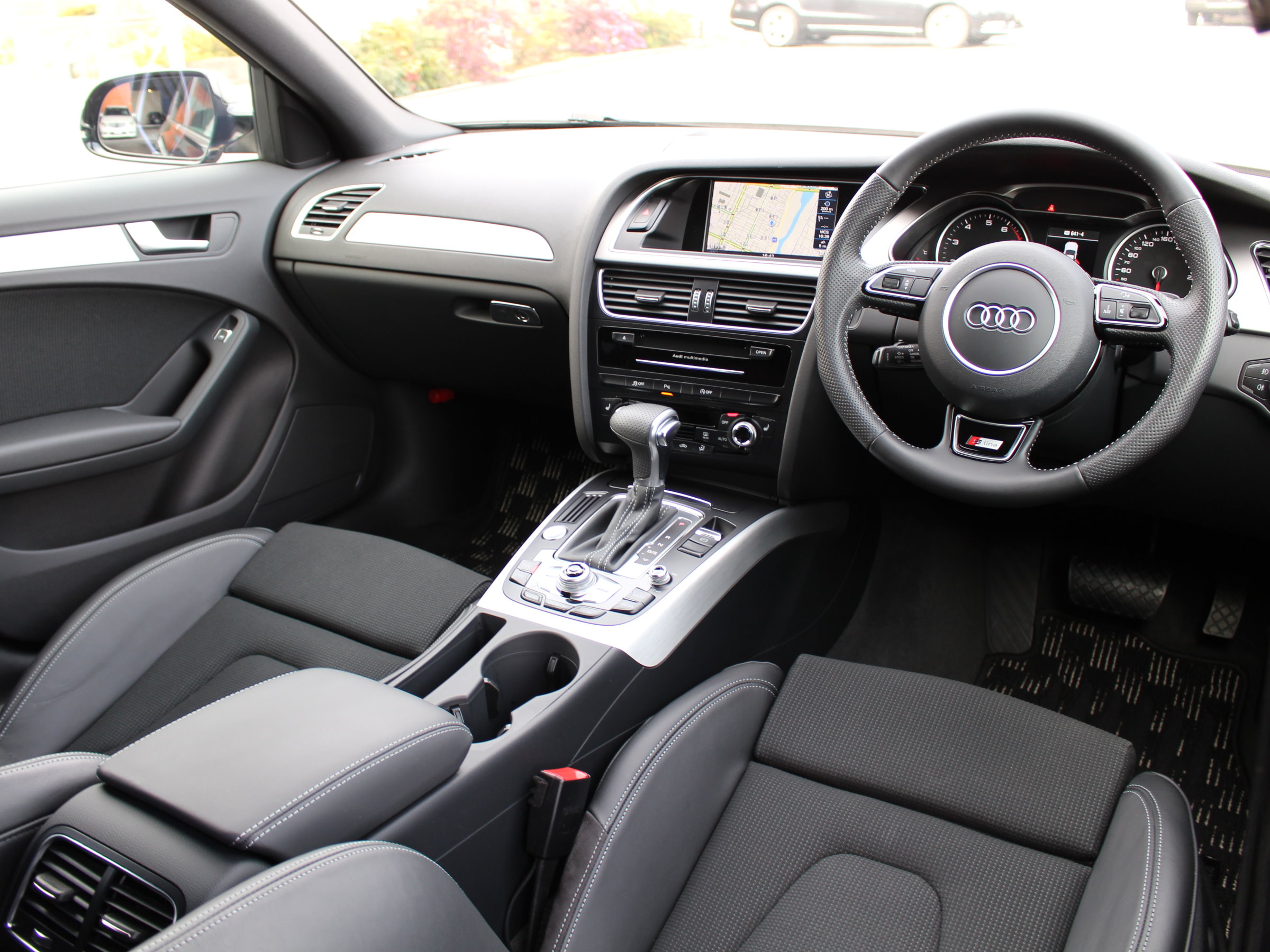 アウディ　Ａ４アバント　２．０ＴＦＳＩ　ダイナミックライン