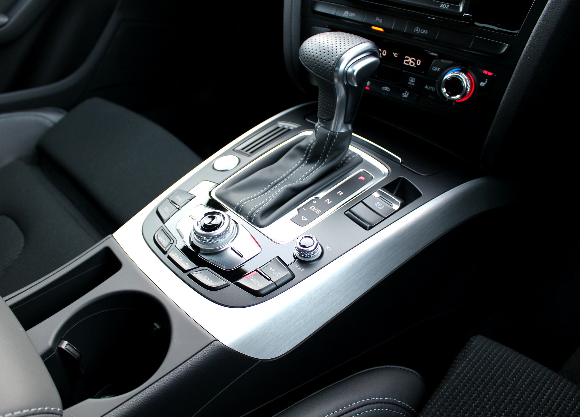 アウディ　Ａ４アバント　２．０ＴＦＳＩ　ダイナミックライン