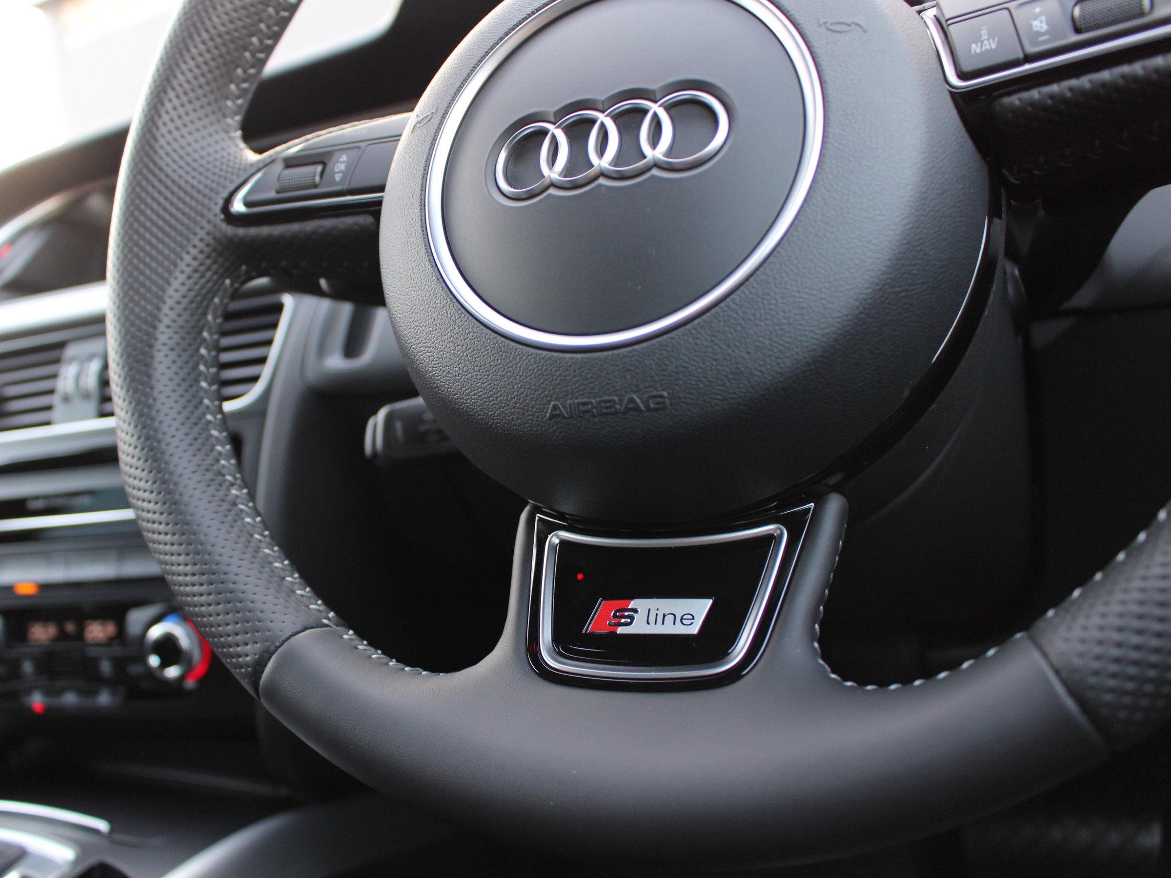 アウディ　Ａ４アバント　２．０ＴＦＳＩ　ダイナミックライン