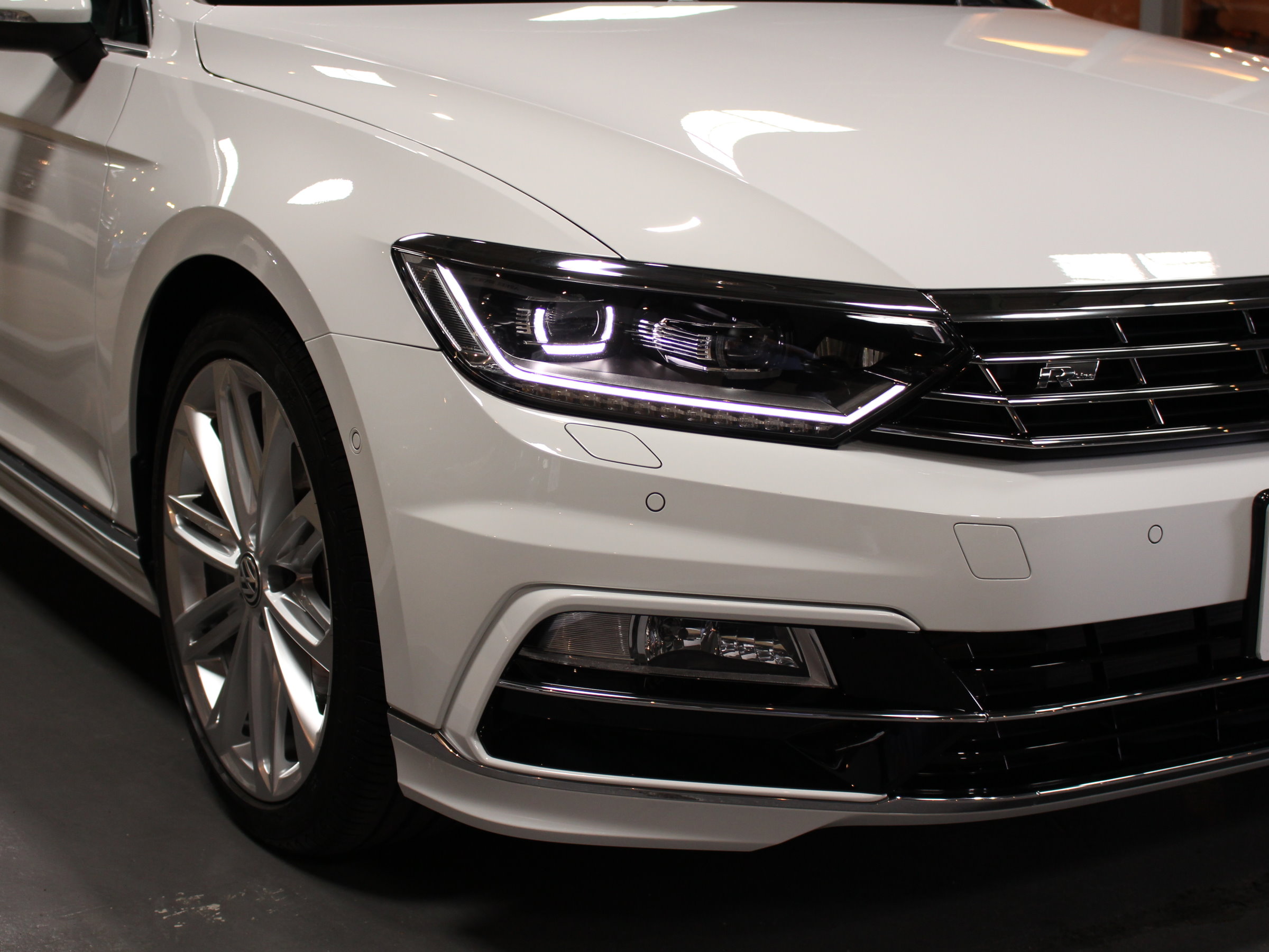 フォルクスワーゲン　パサートヴァリアント　２．０ＴＳＩ　Ｒライン