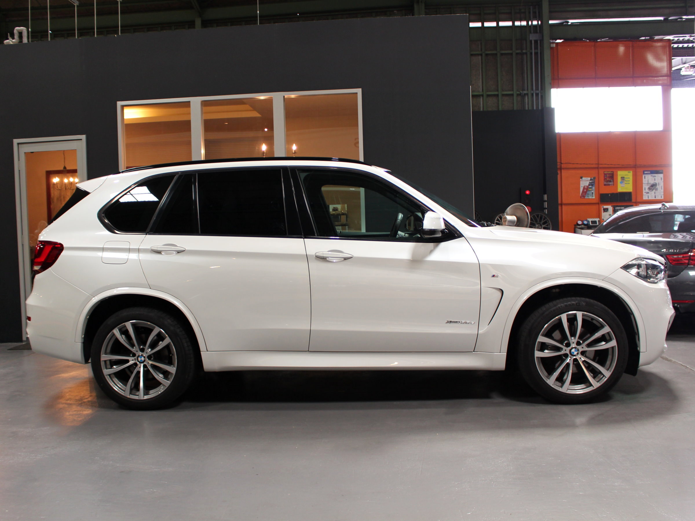 ＢＭＷ　Ｘ５　ⅹドライブ３５ｄ　Ｍスポーツ　セレクトＰＫＧ　７人乗り