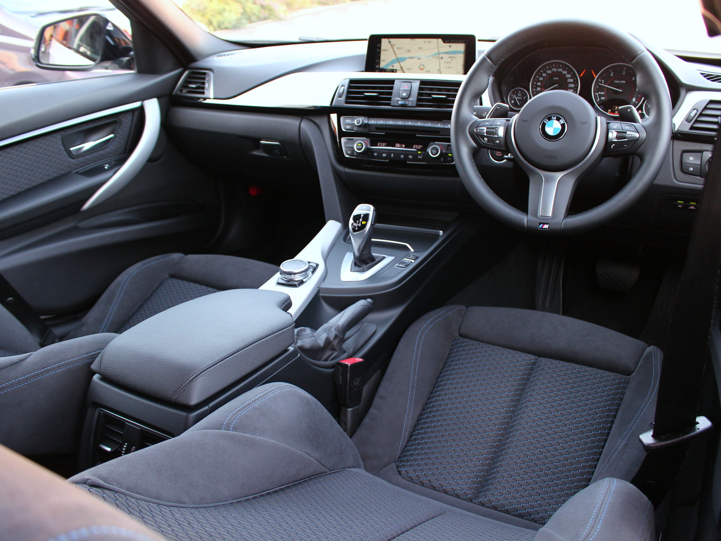 ＢＭＷ　３２０ｄツーリング　Ｍスポーツ　ＬＣＩモデル