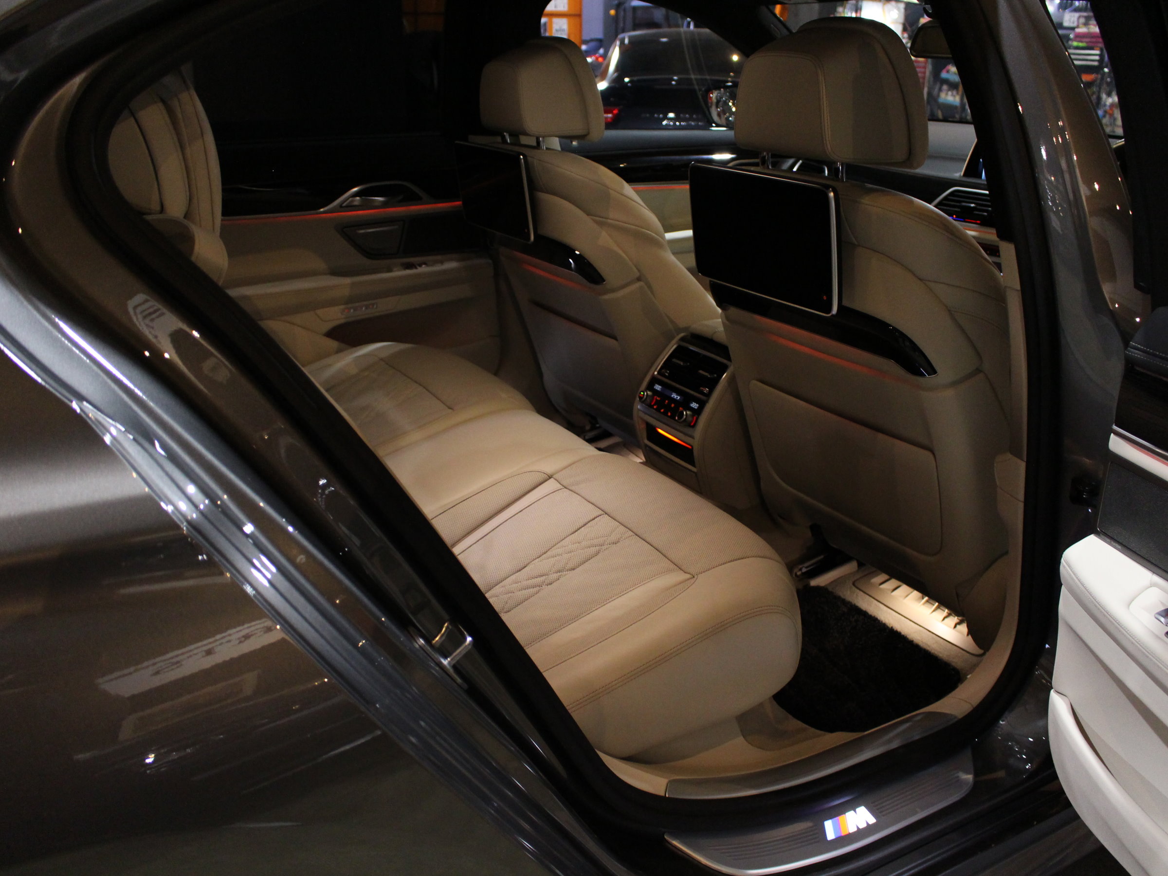 ＢＭＷ　７４０ⅰ　Ｍスポーツ　リアエンターテイメント＆リアコンフォートＰＫＧ