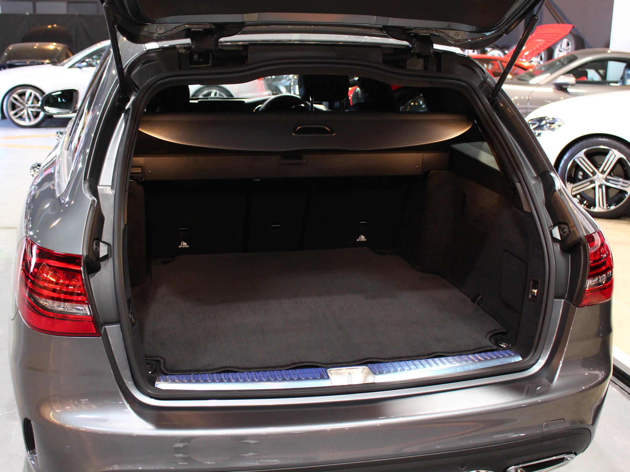 メルセデスベンツ　Ｃ２２０ｄステーションワゴン　アバンギャルド　ＡＭＧライン
