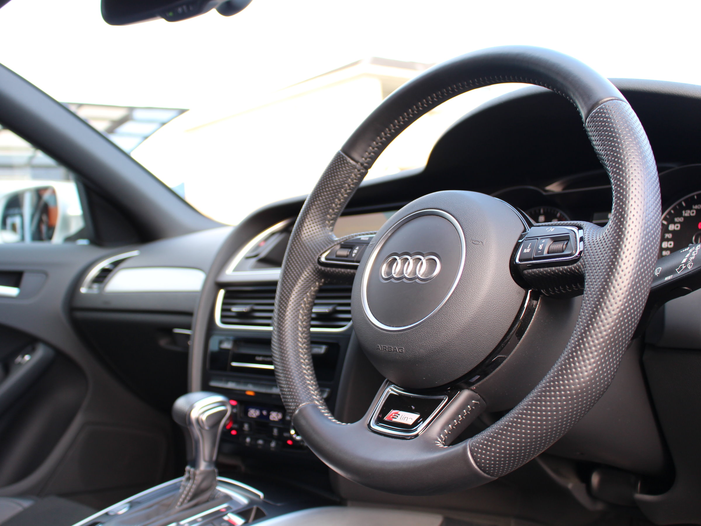 アウディ　Ａ４アバント　２．０ＴＦＳＩ　Ｓライン　