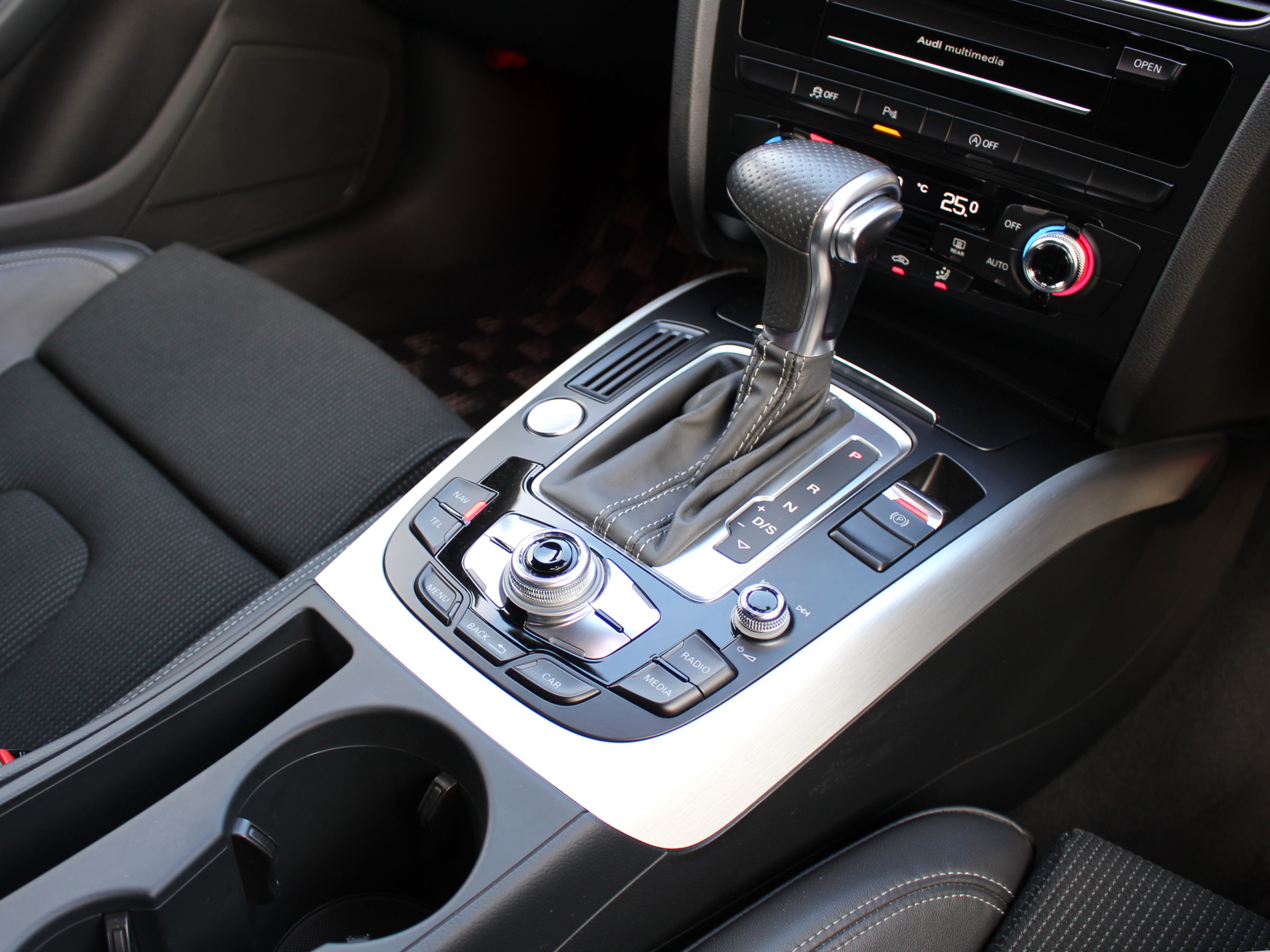アウディ　Ａ４アバント　２．０ＴＦＳＩ　Ｓライン　
