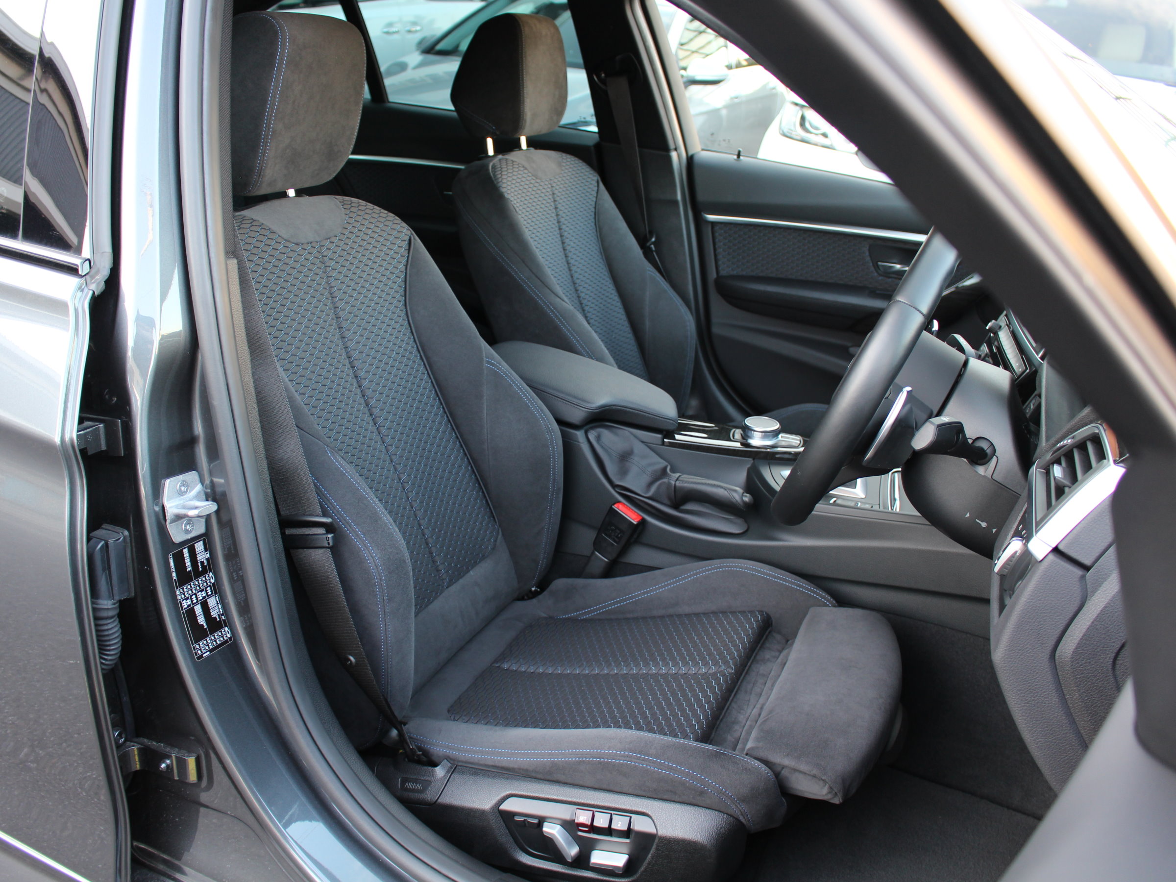 ＢＭＷ　３２０ｄ　Ｍスポーツ　ＬＣＩ