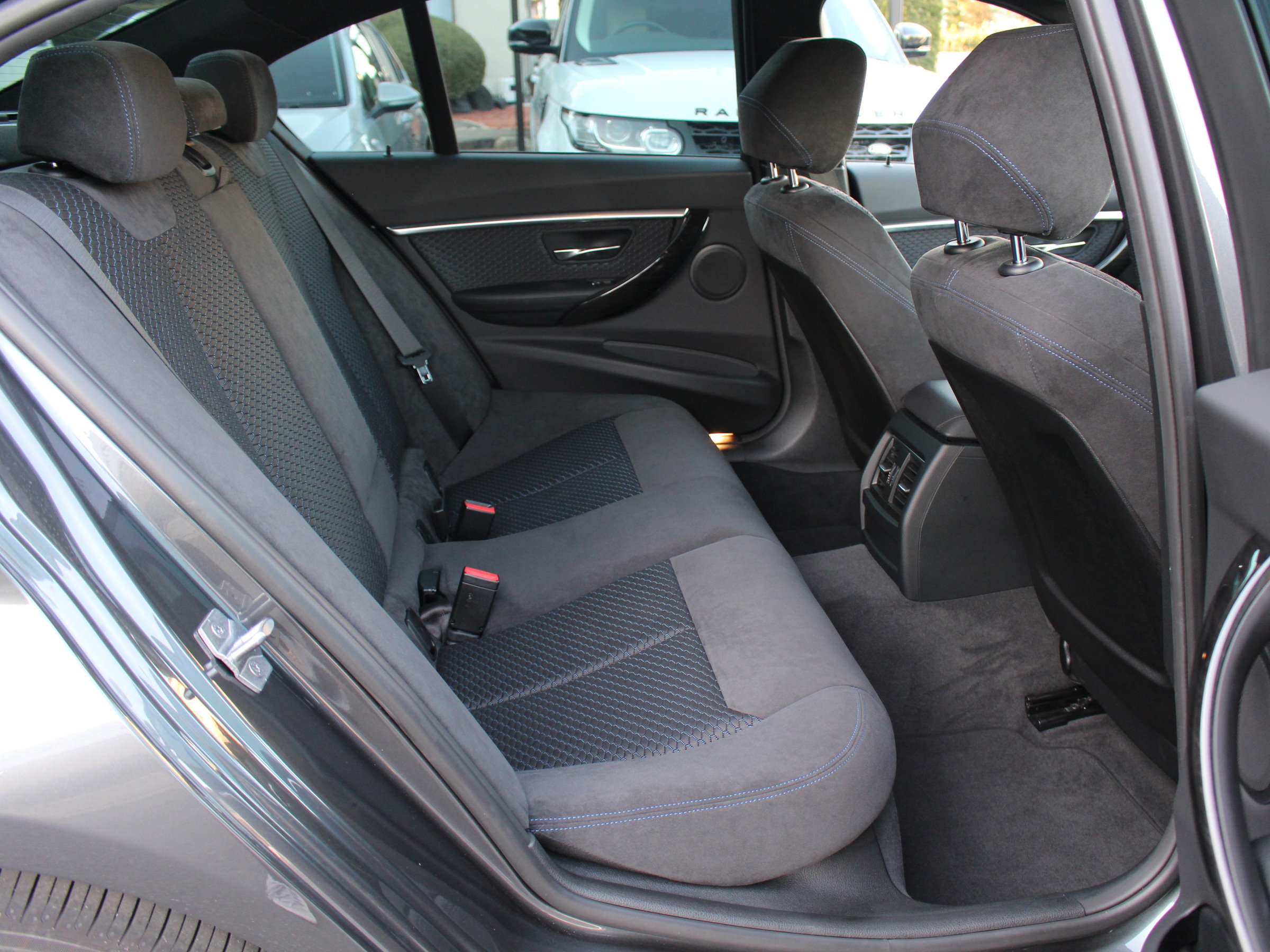 ＢＭＷ　３２０ｄ　Ｍスポーツ　ＬＣＩ