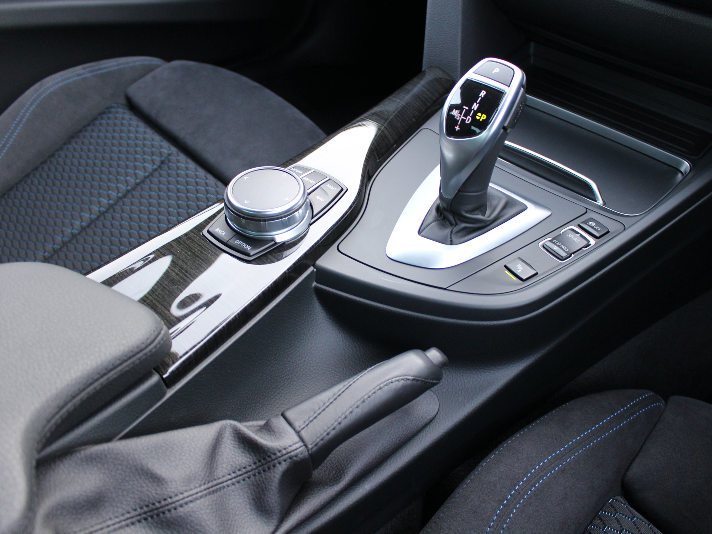 ＢＭＷ　３２０ｄ　Ｍスポーツ　ＬＣＩ