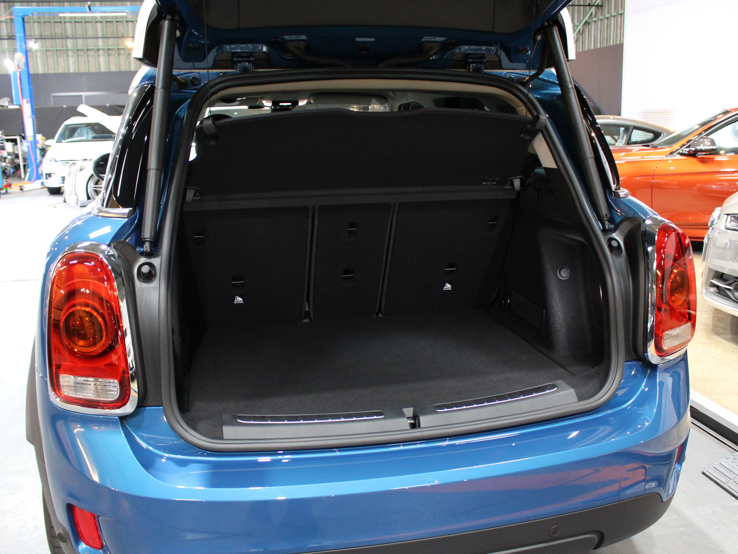 ＢＭＷ　ＭＩＮＩクーパーＤ　クロスオーバー