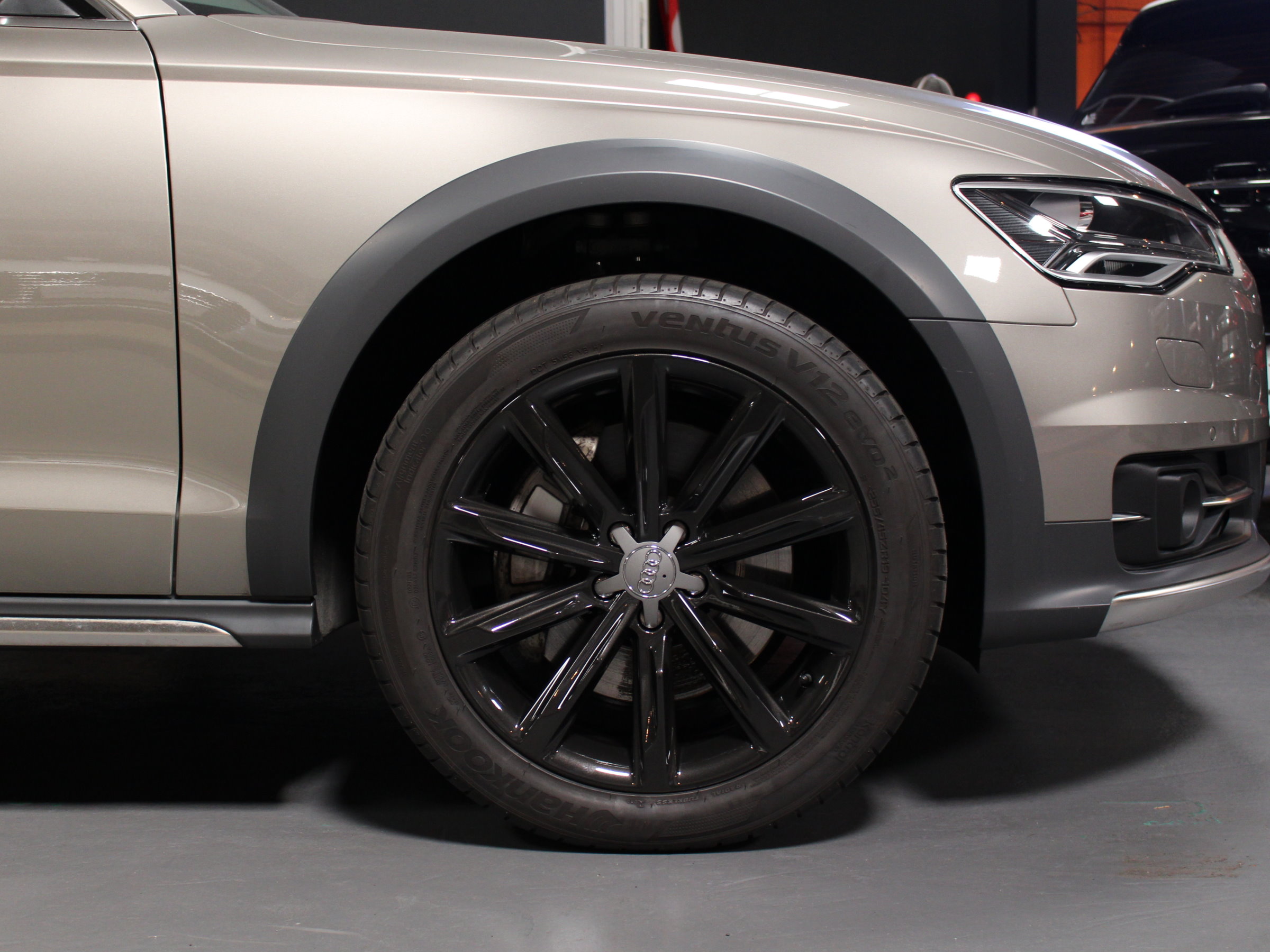 アウディ　Ａ６オールロードクワトロ　３．０ＴＦＳＩ