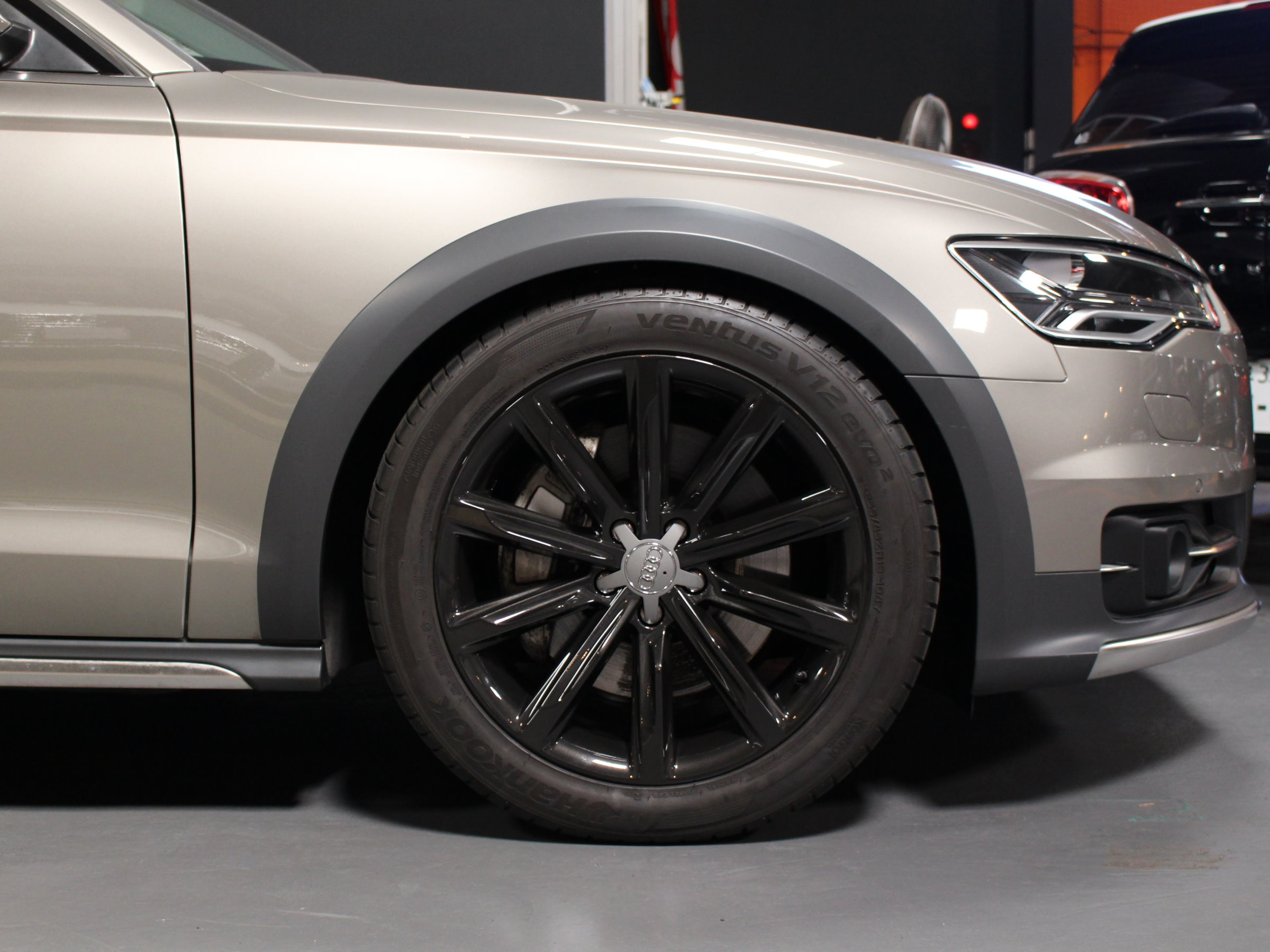 アウディ　Ａ６オールロードクワトロ　３．０ＴＦＳＩ
