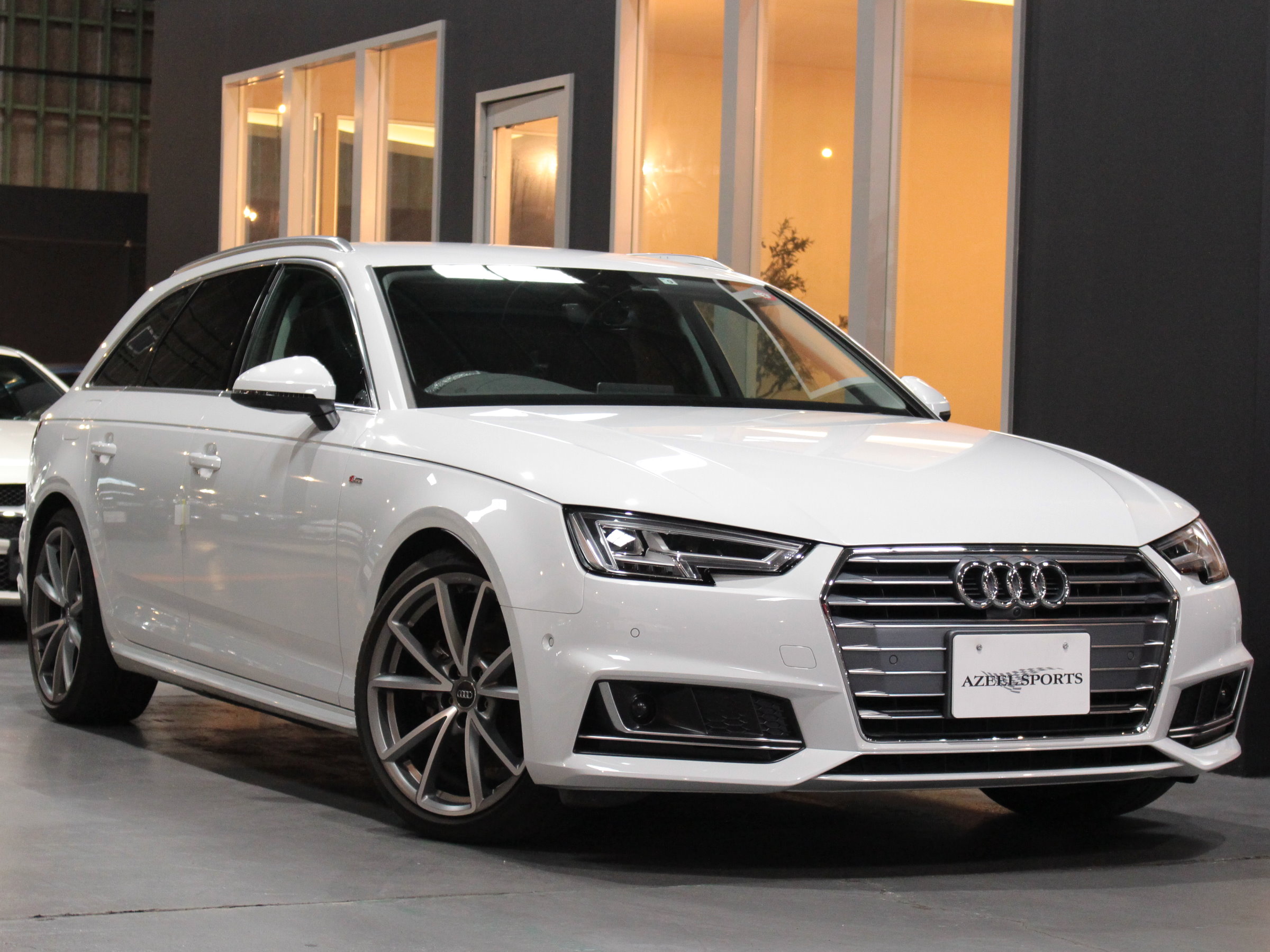 アウディ　A4アバント　１．４ＴＦＳＩ　タキシードスタイル（５００台限定）