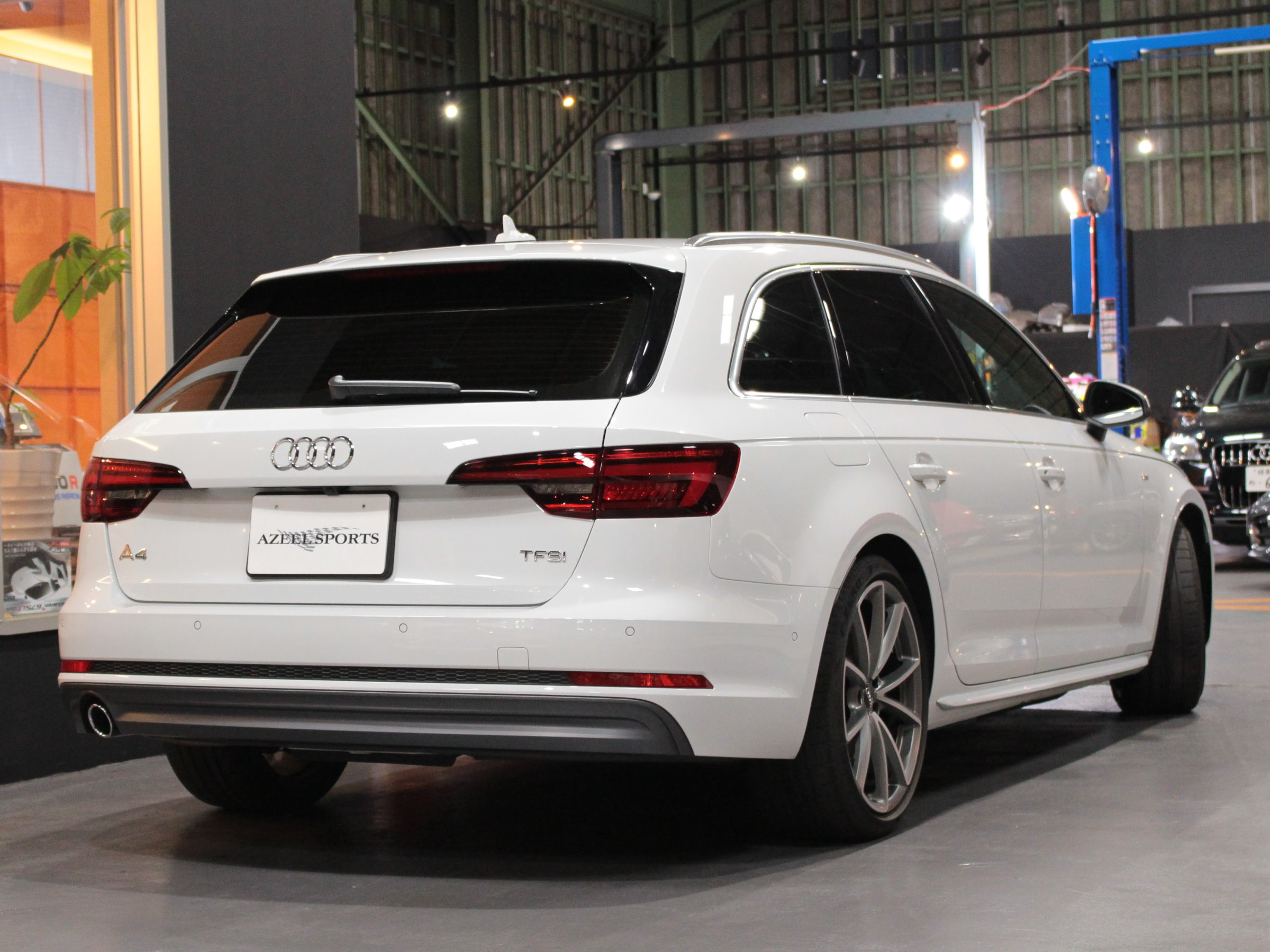 アウディ　A4アバント　１．４ＴＦＳＩ　タキシードスタイル（５００台限定）
