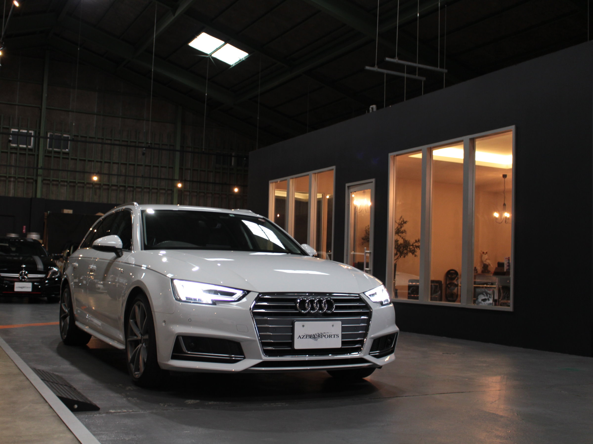 アウディ　A4アバント　１．４ＴＦＳＩ　タキシードスタイル（５００台限定）