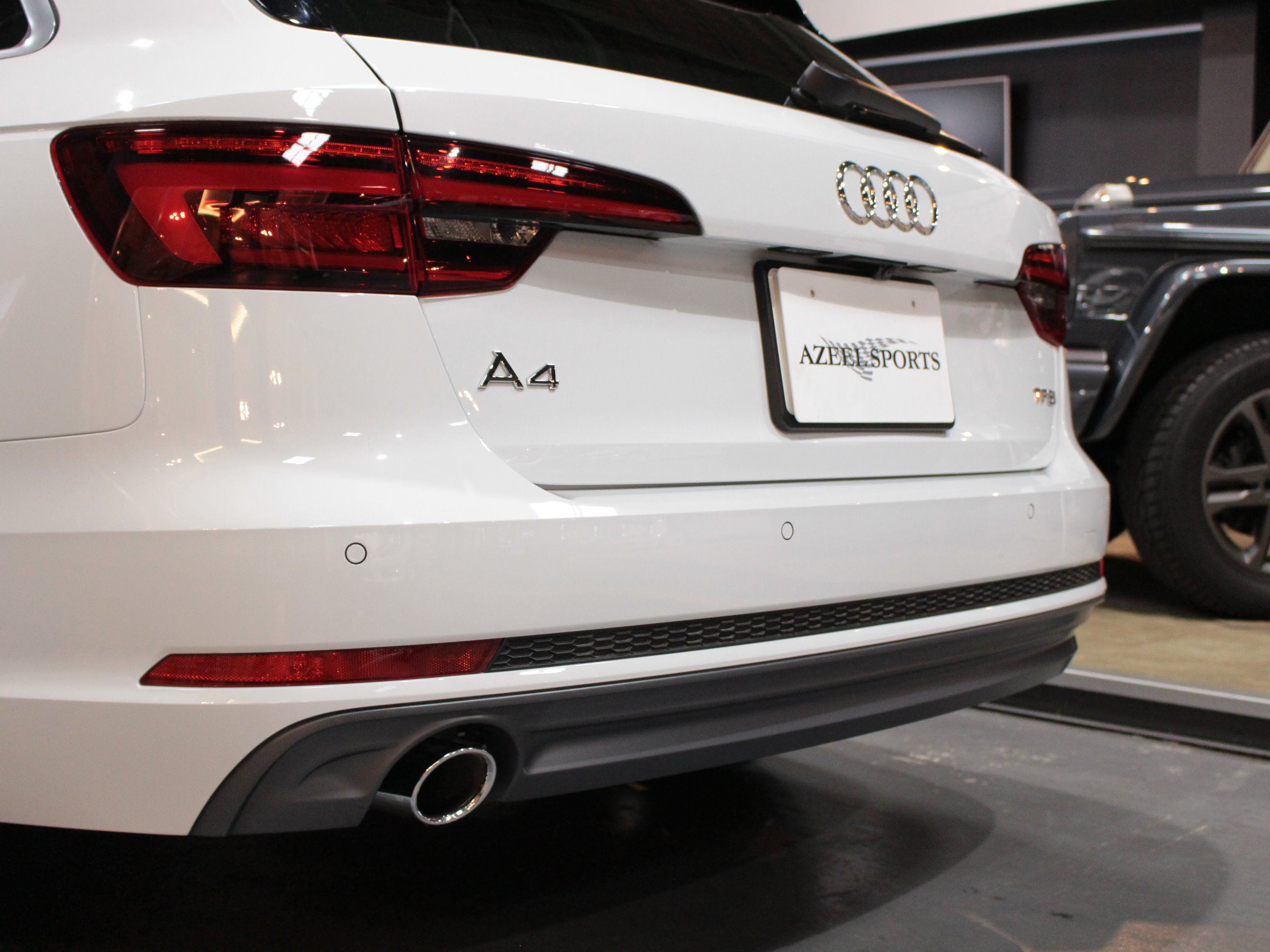アウディ　A4アバント　１．４ＴＦＳＩ　タキシードスタイル（５００台限定）