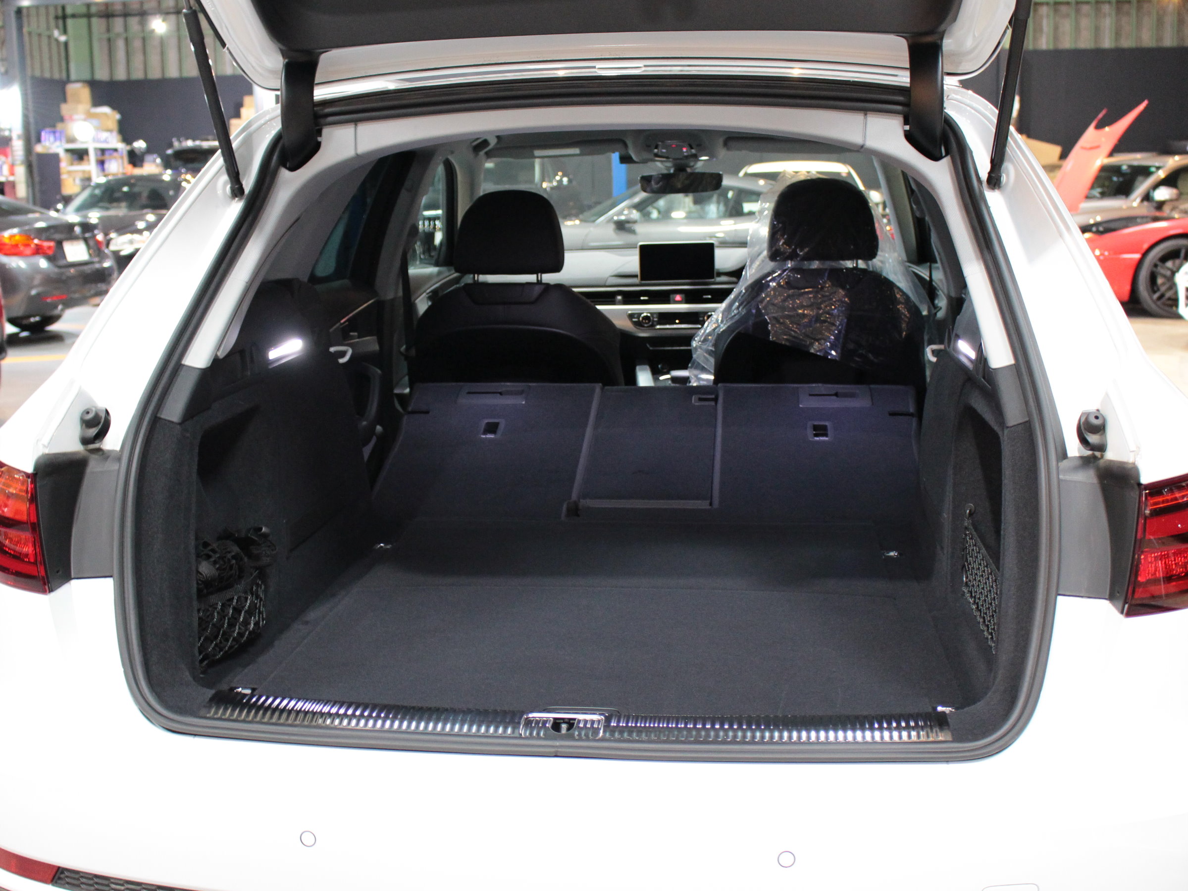 アウディ　A4アバント　１．４ＴＦＳＩ　タキシードスタイル（５００台限定）
