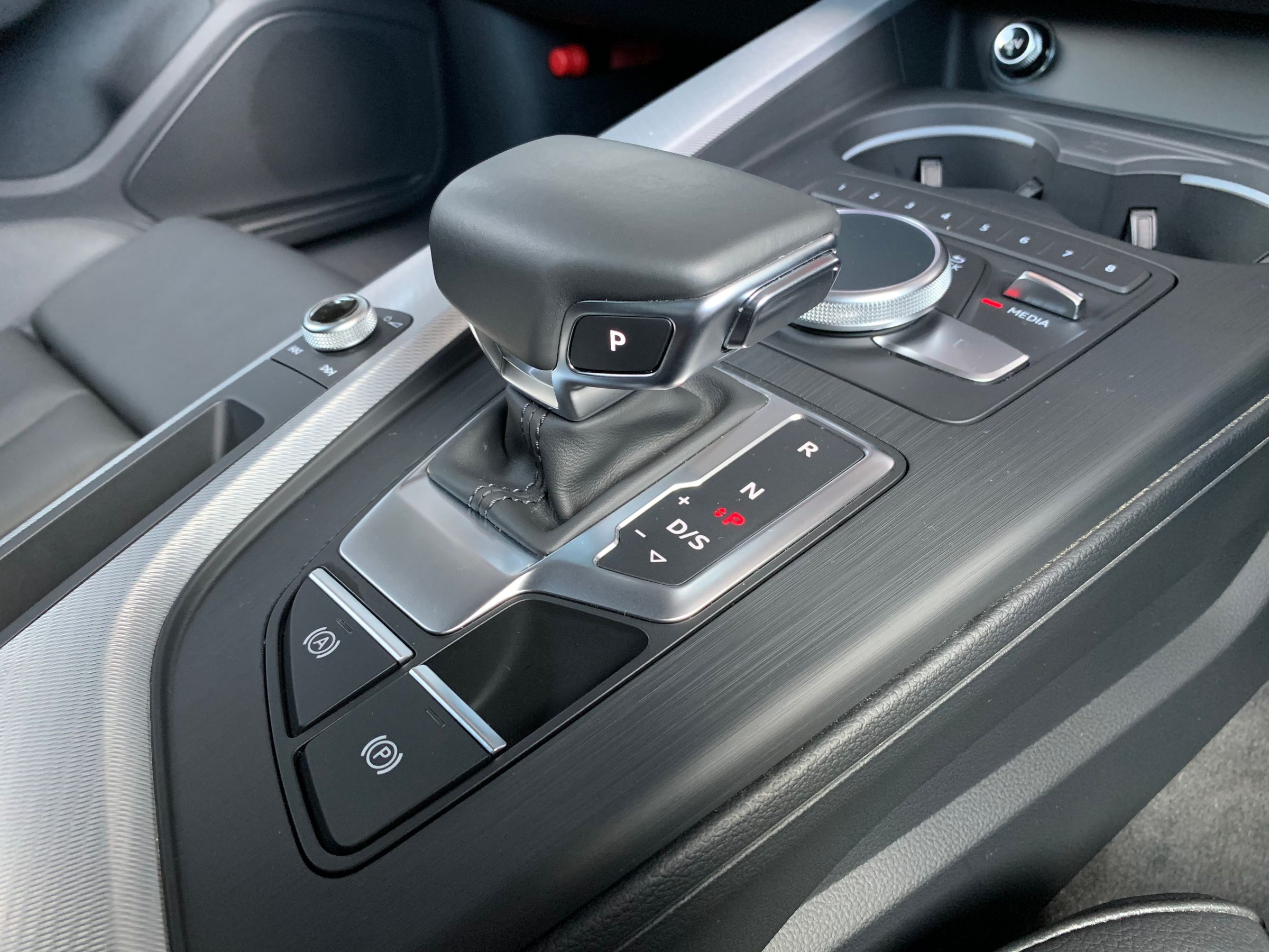 アウディ　A4アバント　１．４ＴＦＳＩ　タキシードスタイル（５００台限定）