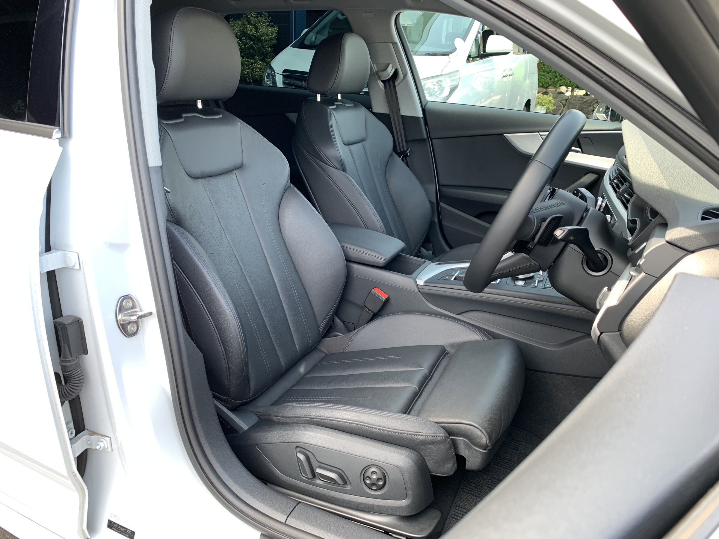アウディ　A4アバント　１．４ＴＦＳＩ　タキシードスタイル（５００台限定）