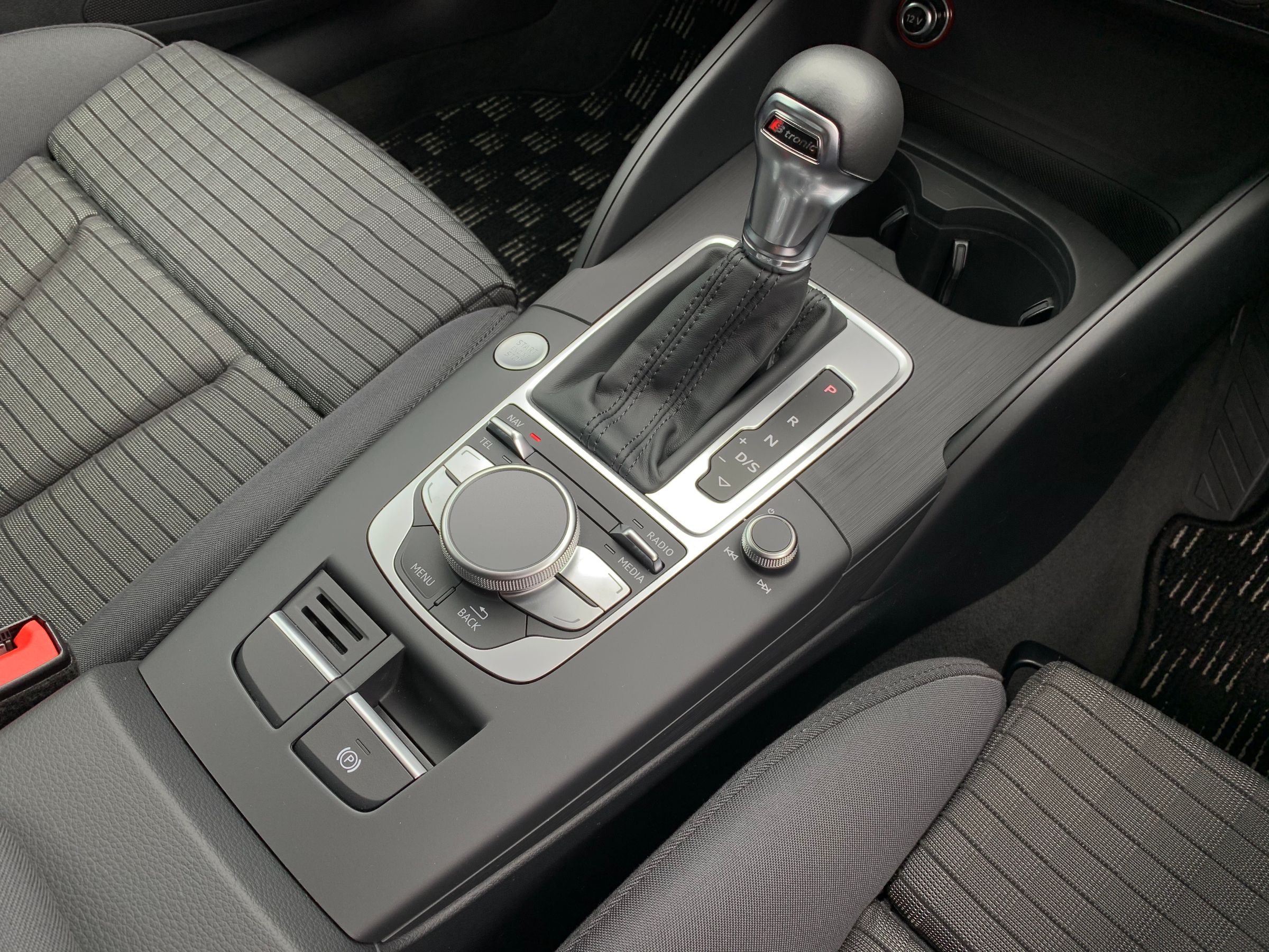 アウディ　Ａ３　１．４ＴＦＳＩ　ＣＯＤ（シリンダーオンデマンド）