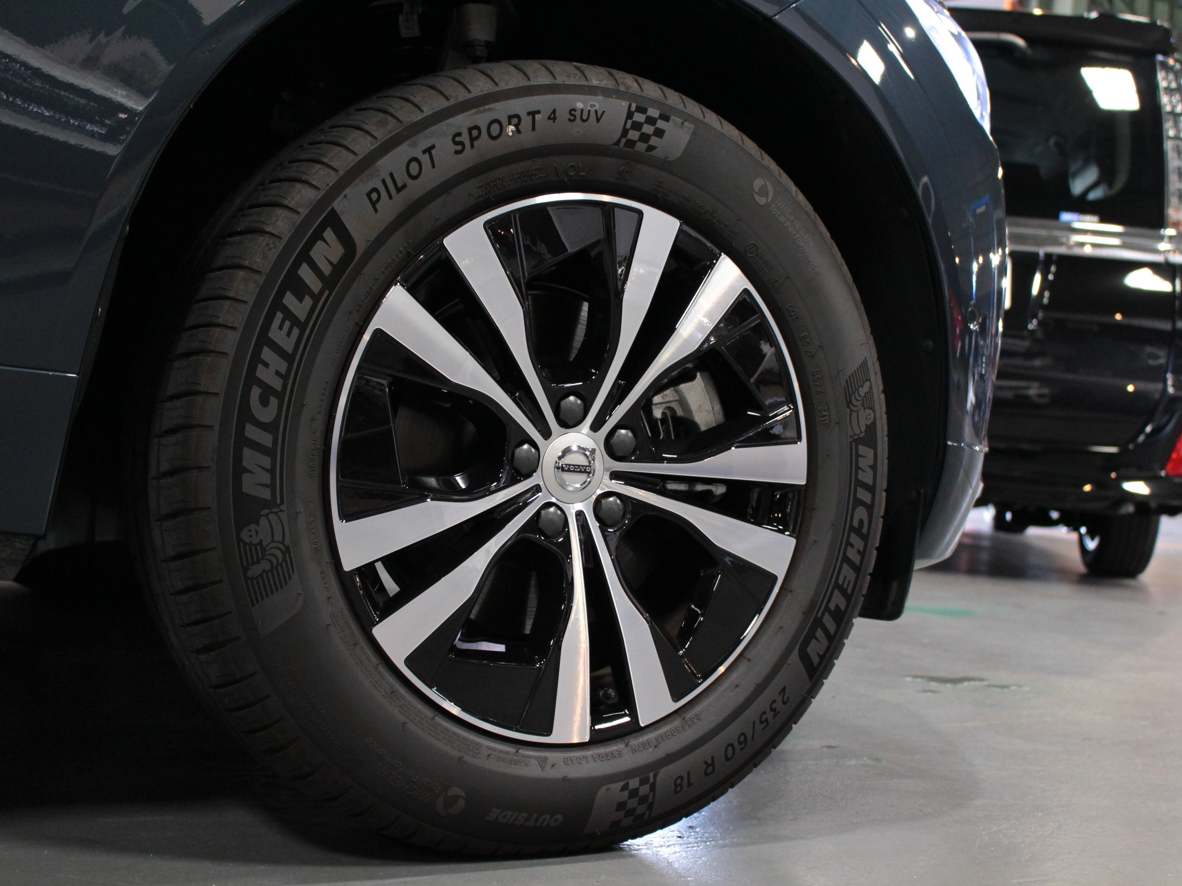 ボルボ　ＸＣ６０　Ｄ４　ＡＷＤ　モメンタム　クライメイトパッケージ