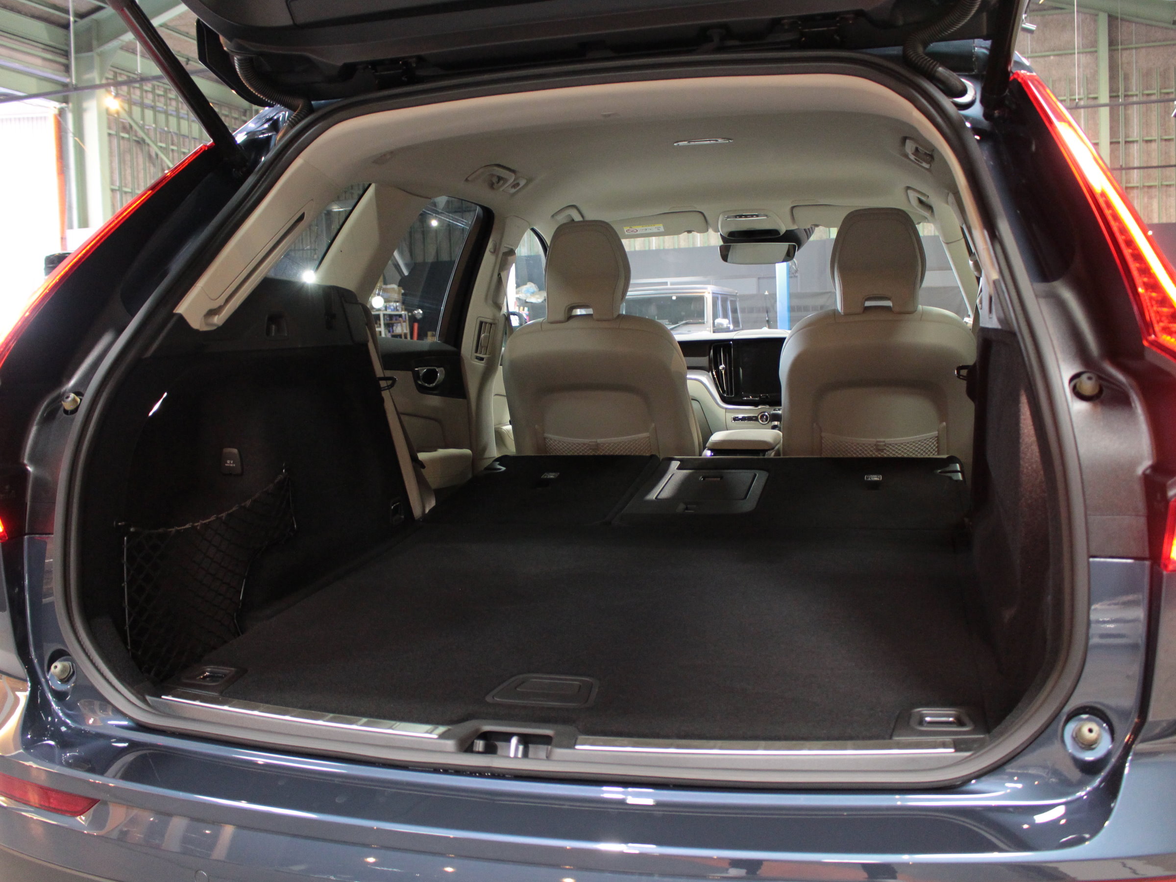 ボルボ　ＸＣ６０　Ｄ４　ＡＷＤ　モメンタム　クライメイトパッケージ
