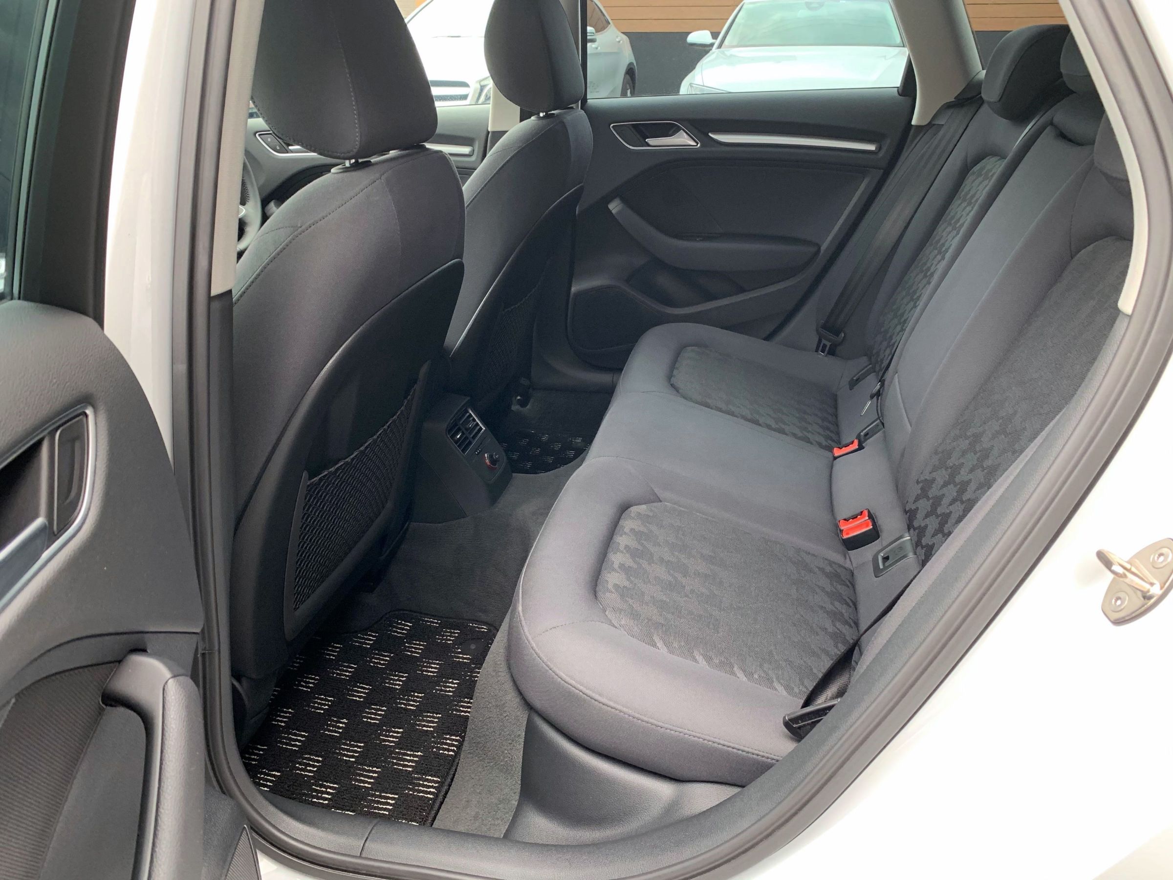 アウディ　Ａ３スポーツバック　１．４ＴＦＳＩ　