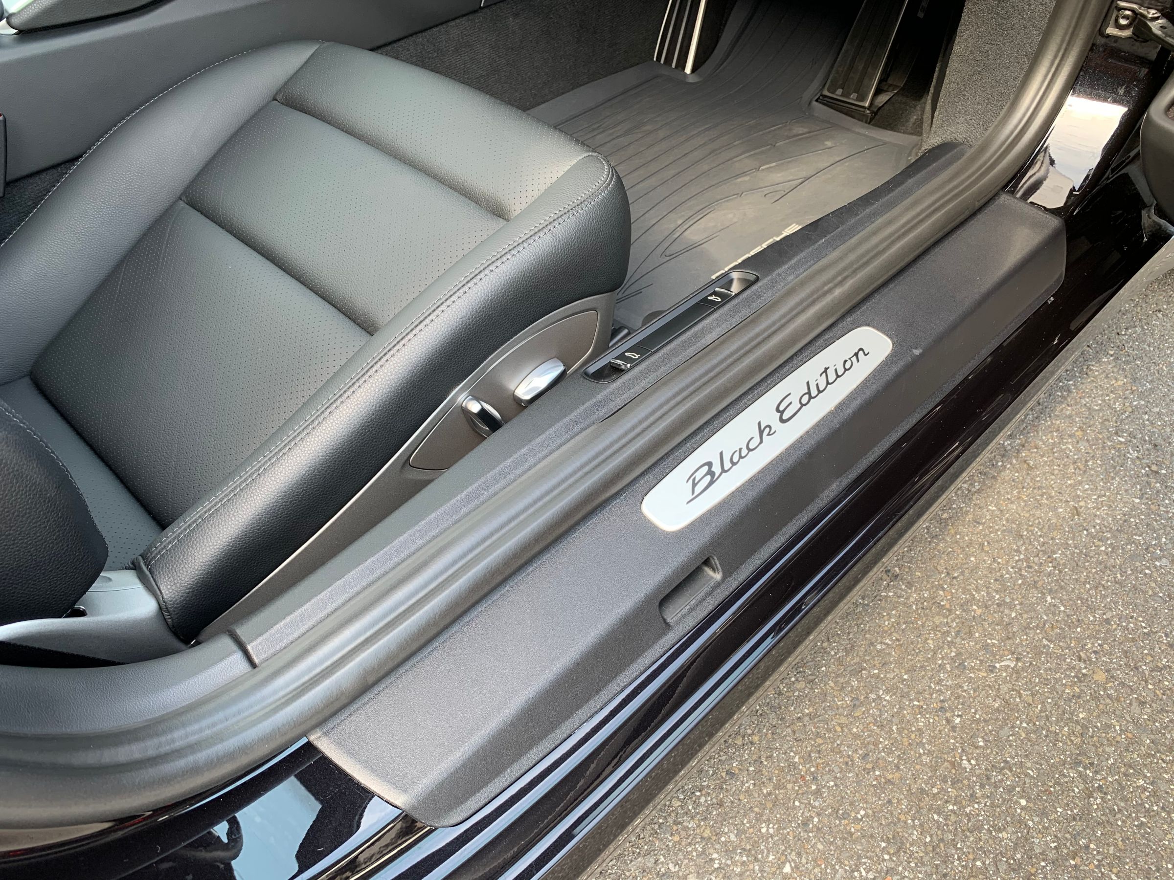 ポルシェ　９１１カレラ　ブラックエディション（９９１）　ＰＤＫ
