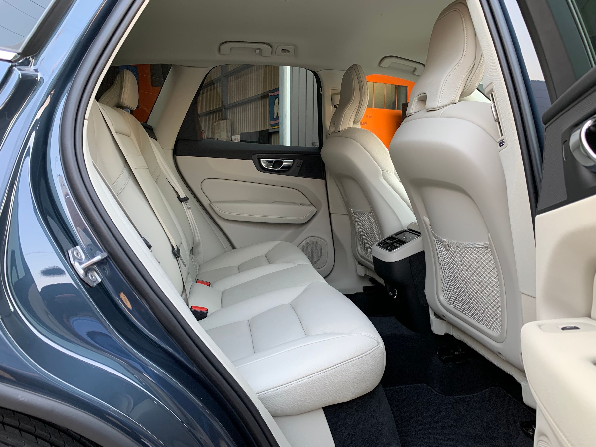 ボルボ　ＸＣ６０　Ｄ４　ＡＷＤ　モメンタム　クライメイトパッケージ